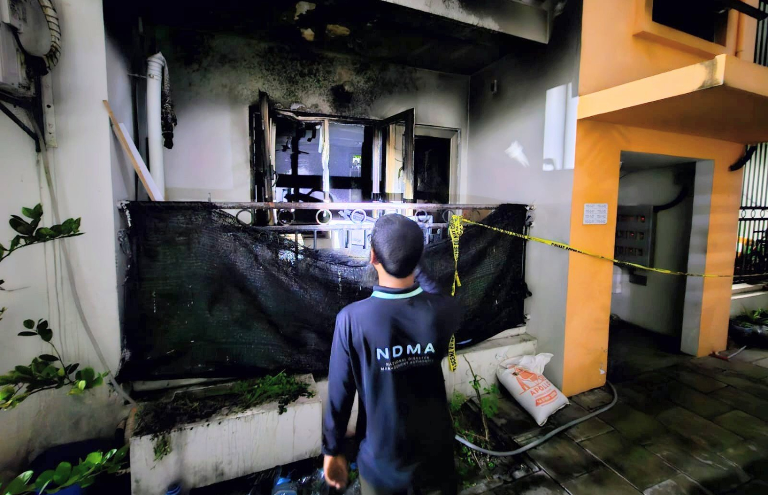 ހުޅުމާލެ 1 ގައި ހުންނަ 110 ވަނަ ފްލެޓްގެ އެޕާޓްމަންޓެއްގައި ރޭ ހިނގި އަލިފާނުފާނުގެ ހާދިސާ ހިނގި ތަނުގައި އެންޑީއެންއެމްއޭގެ އޮފިޝަލުން ހަރަކާތްތެރިވަނީ. -- ފޮޓޯ: އެންޑީއެންއެމްއޭ