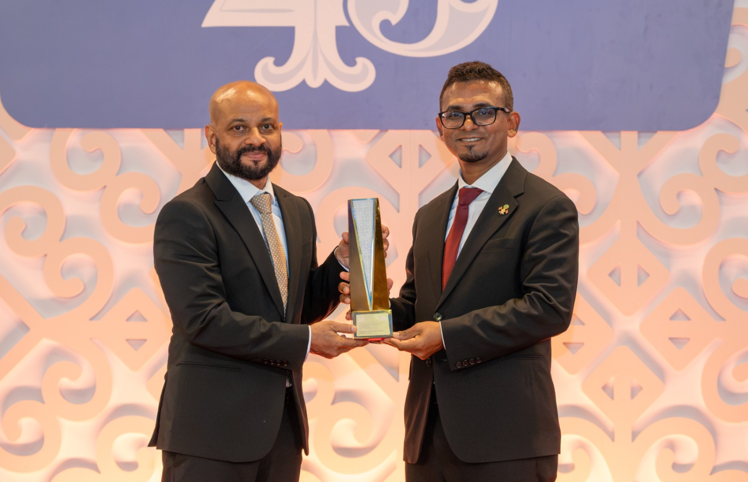 އެމްއެމްއޭ ކުރީގެ ގަވަރުނަރުކަން ކުރެއްވި ރައީސް މައުމޫން އަބްދުލް ގައްޔޫމުގެ އެވޯޑާ އެމަނިކުފާނުގެ ދަރިކަލުން ފާރިސް މައުމޫން ހަވާލުވަނީ -- ފޮޓޯ: އެމްއެމްއޭ
