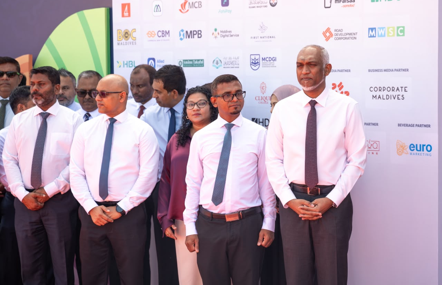 އެކްސްޕޯ ހުޅުވުމުގެ ރަސްމިއްޔާތުގައި ރައީސް ޑރ. މުހައްމަދު މުއިއްޒު އާއި ގަވަރުނަރު އަހްމަދު މުނައްވަރާއި އިތުރު ބައެއް ބޭފުޅުން. -- ފޮޓޯ: ނިޝާން އަލީ / މިހާރު