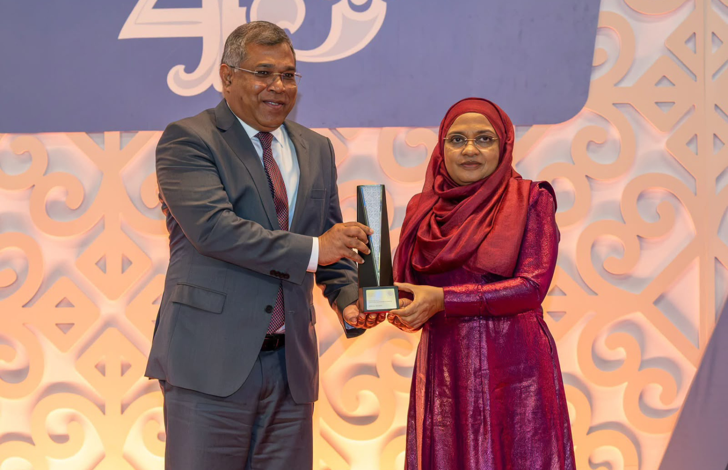ބީއެމްއެލްގެ ސީއީއޯ އަދި މެނޭޖިން ޑިރެކްޓަރު މުހައްމަދު ޝަރީފް އެވޯޑާ ހަވާލުވެ ވަޑައިގަންނަވަނީ.