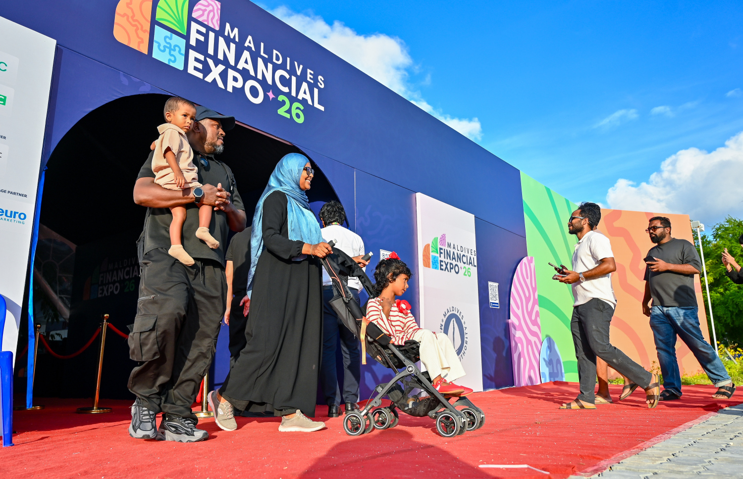 ފައިނޭންޝަލް އެކްސްޕޯގައި ބަޔަކު ހަރަކާތްތެރިވަނީ: އެ އެކްސްޕޯ ކުރިއަށް ދާނީ މިއަދުން ފެށިގެން އަންނަ ހޮނިހިރު ދުވަހުގެ ނިޔަލަށް ހުޅުމާލޭގެ ސެންޓްރަލް ޕާކްގައި -- ފޮޓޯ: ފަޔާޒު މޫސާ | މިހާރު