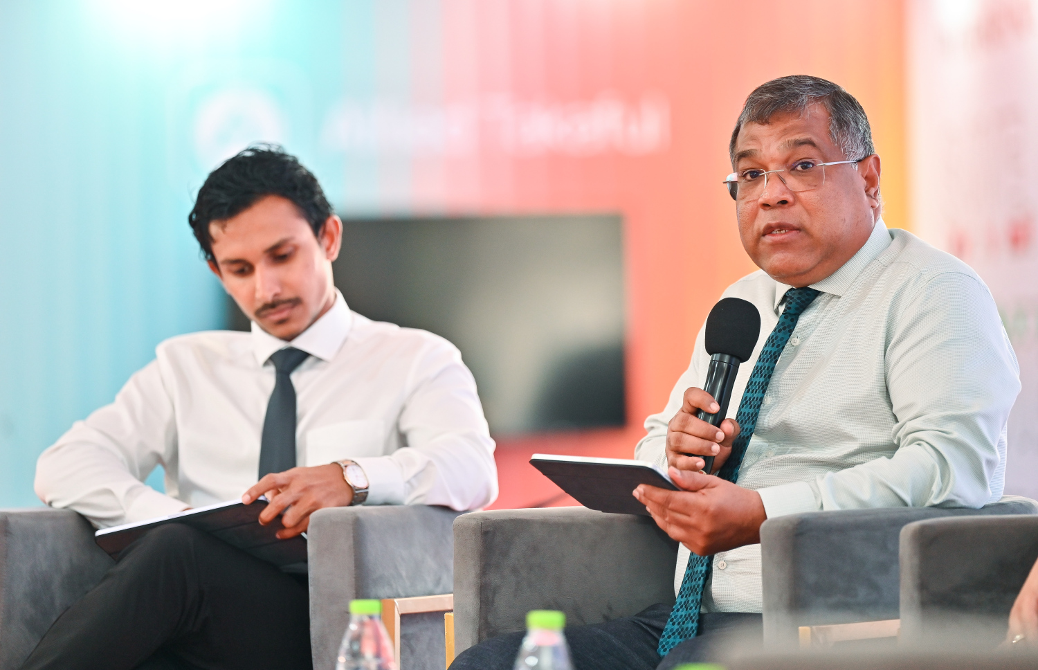 ފައިނޭންޝަލް އެކްސްޕޯ ހުޅުވުމަށްފަހު ކުރިއަށް ގެންދިޔާ ޕެނަލް ޑިސްކަޝަންގައި ބީއެމްއެލްގެ ސީއީއޯ އަދި މެނޭޖިން ޑިރެކްޓަރު މުހައްމަދު ޝަރީފް ވާހަކަދައްކަނީ   -- ފޮޓޯ: ފަޔާޒު މޫސާ / މިހާރު