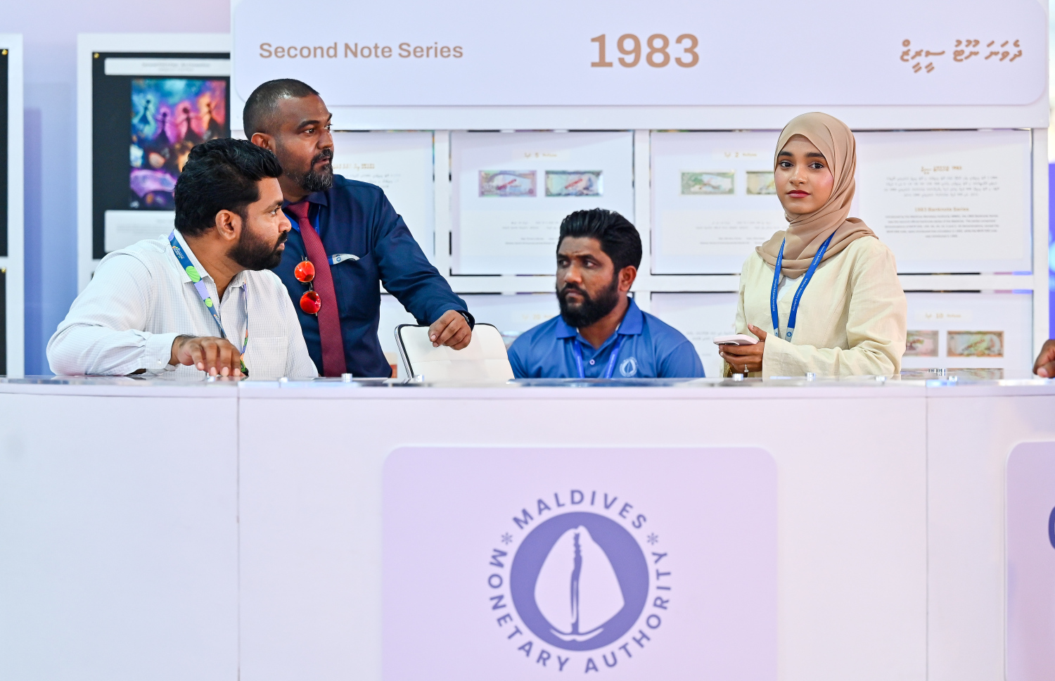 ފައިނޭންޝަލް އެކްސްޕޯގައި ހުޅުވާފައިވާ އެމްއެމްއޭގެ ސްޓޯލްގައި އެމްއެމްއޭގެ ބައެއް މުވައްޒަފުން މަޑުކޮއްލައިގެން: މި އެކްސްޕޯގައި މާލީ ދާއިރާގެ 30 ފަރާތަކުން ބައިވެރިވޭ --  ފޮޓޯ: ފަޔާޒު މޫސާ | މިހާރު