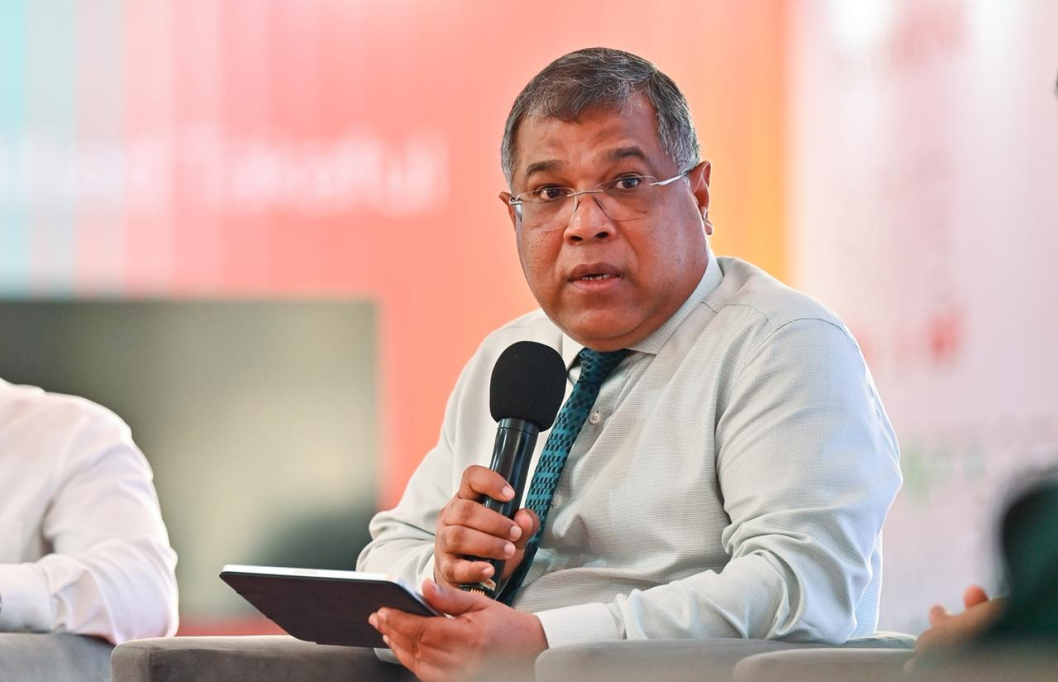 ބީއެމްއެލްގެ ސީއީއޯ ޝަރީފު މޯލްޑިވްސް ފައިނޭންޝަލް އެކްސްޕޯގެ ޕެނަލް ޑިސްކަޝަނެއްގައި ވާހަަކަދައްކަވަނީ -- ފޮޓޯ: ފަޔާޒް މޫސާ / މިހާރު