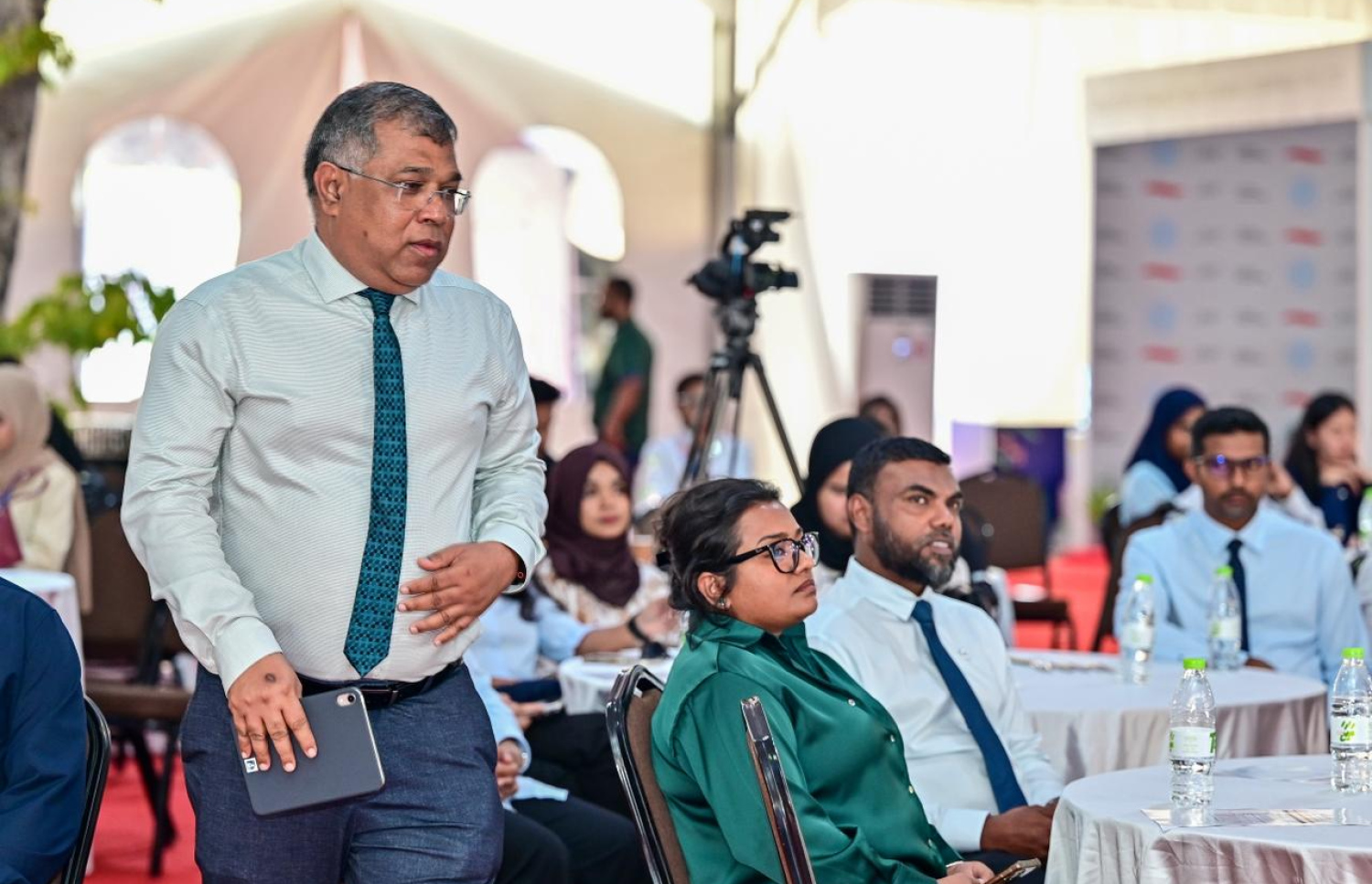 ބީއެމްއެލްގެ ސީއީއޯ ޝަރީފު މޯލްޑިވްސް ފައިނޭންޝަލް އެކްސްޕޯގައި ޕެނަލް ޑިސްކަޝަންގައި ބައިވެރިވުމަށް ސްޓޭޖަށް އެރުމަށް ވަޑައިގަންނަވަނީ -- ފޮޓޯ: ފަޔާޒް މޫސާ / މިހާރު