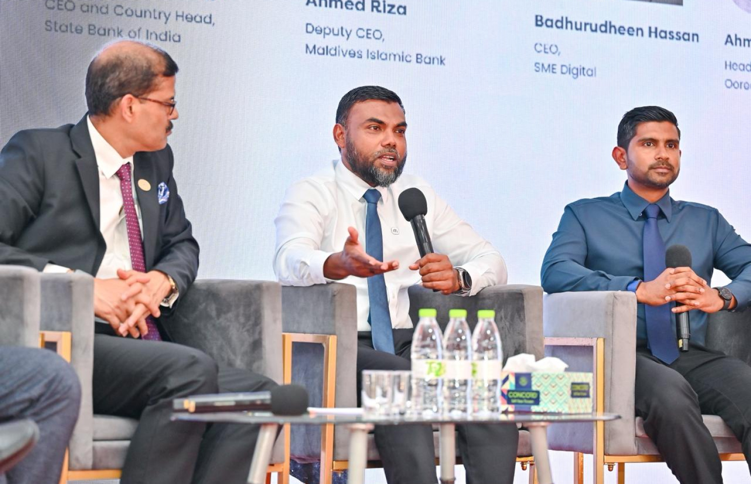 އެމްއައިބީގެ ސީއީއޯ ރިޒާ ޕެނަލް ޑިސްކަޝަންގައި ވާހަކަދައްކަވަނީ -- ފޮޓޯ: ފަޔާޒް މޫސާ / މިހާރު