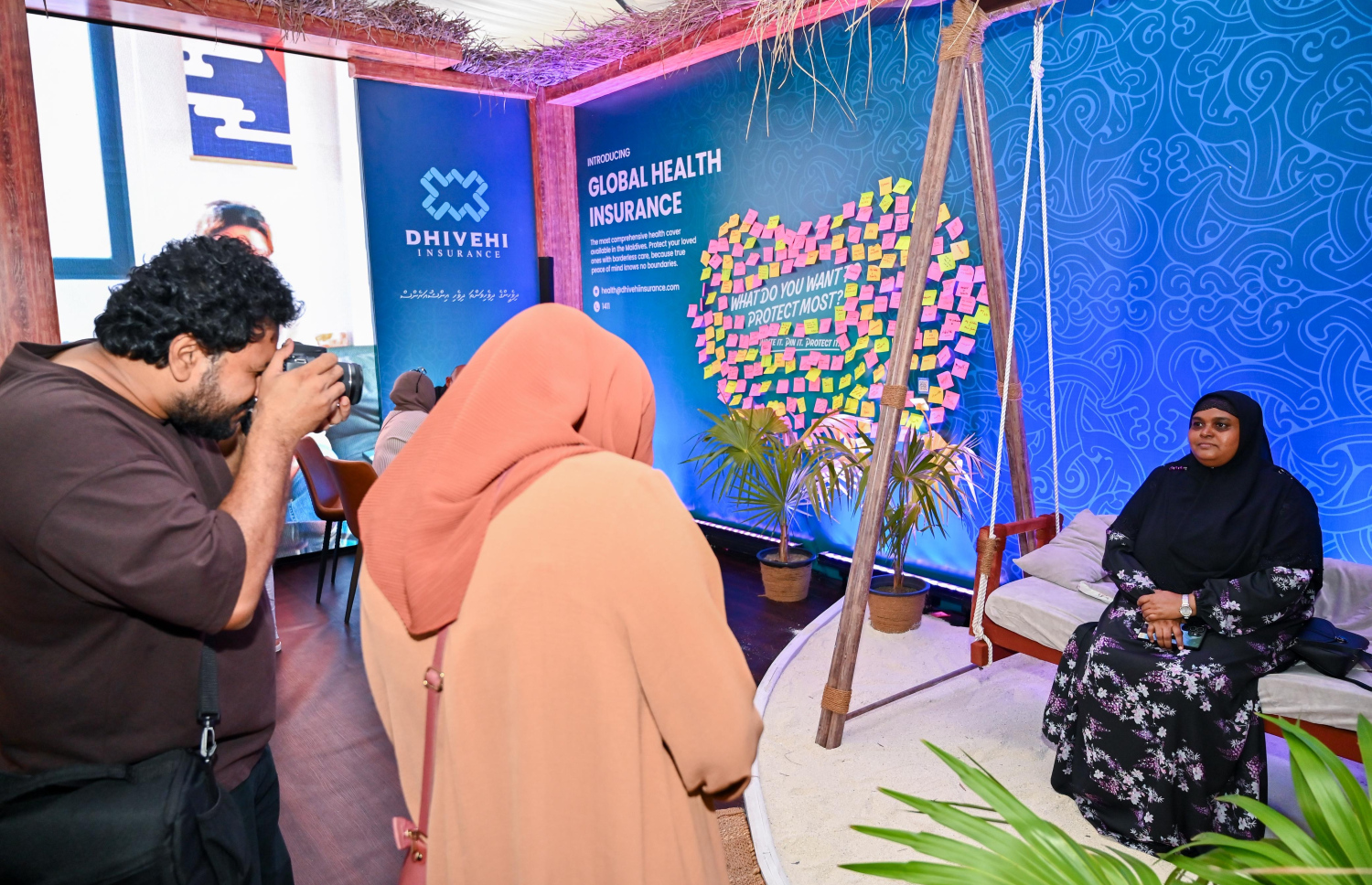 ފައިނޭންޝަލް އެކްސްޕޯގައި ހުރި ދިވެހި އިންޝުއަރެންސްގެ ސްޓޯލްގެ އިންޓަރެކްޓިވް ހަރަކާތެއްގައި މީހަކު ބައިވެރިވަނީ. - ފޮޓޯ: ފަޔާޒް މޫސާ | މިހާރު