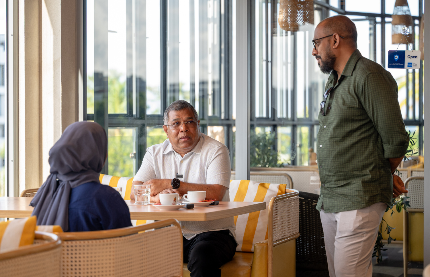 ބީއެމްއެލްގެ ސީއީއޯ މުހައްމަދު ޝަރީފް "މިހާރު" އަށް ދެއްވިއިރު، ހެޑް އޮފް ބްރޭންޑް އެންޑް މާކެޓިން ސްޓްރެޓެޖީ މުހައްމަދު ސައީދު (ކ): ދިވެހި ރުފިޔާ އެކައުންޓަކުން ކުރާ ކޮންމެ ބޭރުގެ މުއާމަލާތަކީ ބޭންކުން ބޭރު ފައިސާ ވިއްކުން ކަމަށް ވާއިރު އެއީ މީހުންގެ ޑޮލަރު ޑިޕޮސިޓް ބޭނުންކޮށްގެން ކުރެވޭނެ ކަމެއް ނޫން ކަމަށް ވިދާޅުވި. -- ފޮޓޯ: ފަޔާޒް މޫސާ / މިހާރު