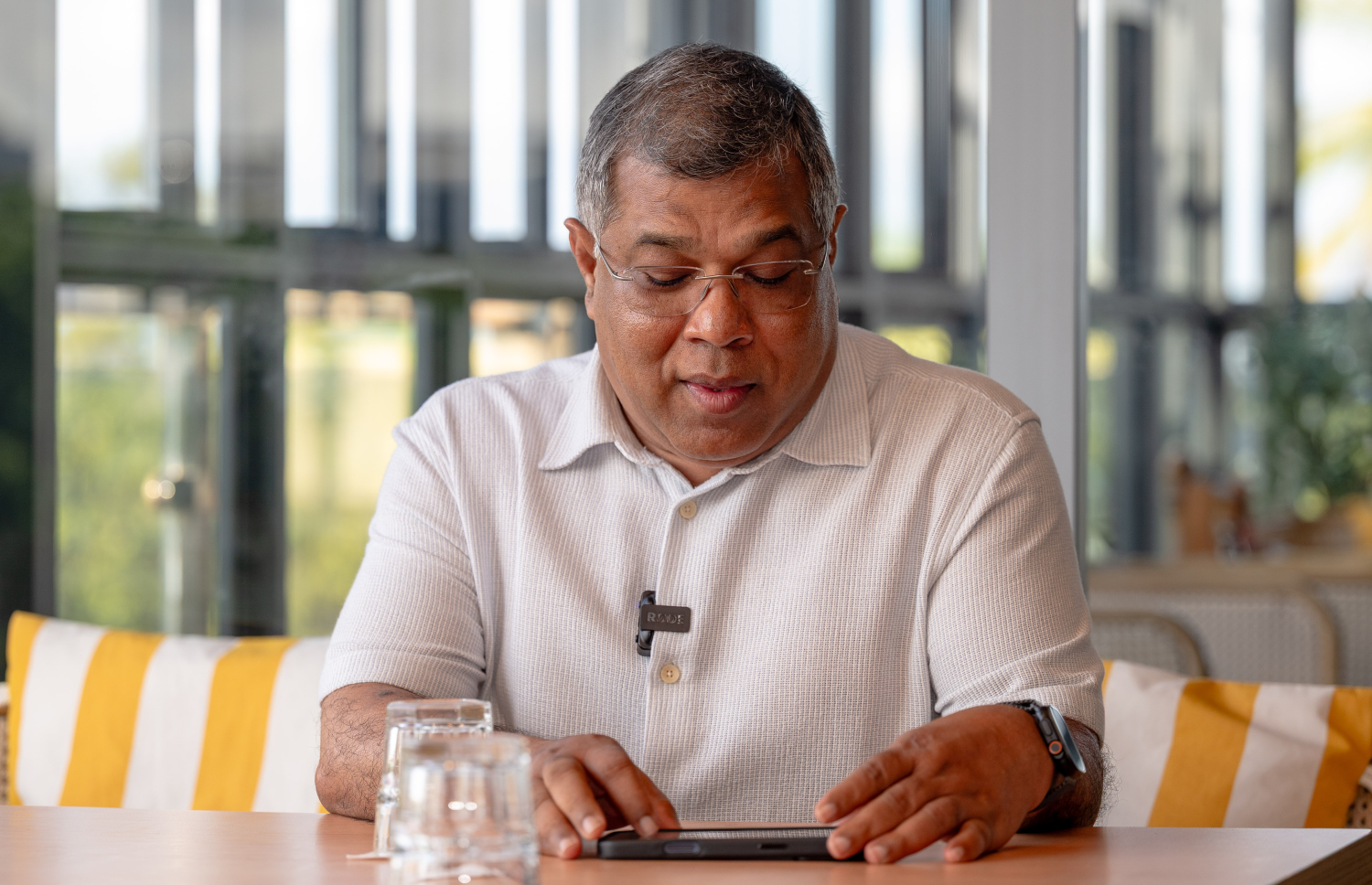 ބީއެމްއެލްގެ ސީއީއޯ މުހައްމަދު ޝަރީފު "މިހާރު" އާ ވާހަކަދައްކަވަނީ. ފާއިތުވި 36 މަސްދުވަހުގެ ތެރޭގައި، ކަސްޓަމަރުންގެ ބޭރު ފައިސާގެ ބޭނުންތައް ފުއްދުމަށް ބޭންކުން ގާތްގަނޑަކަށް 1.6 ބިލިއަން އެމެރިކާ ޑޮލަރު ވިއްކާފައިވާ ކަމަށް އޭނާ ވިދާޅުވި. -- ފޮޓޯ: ފަޔާޒް މޫސާ / މިހާރު