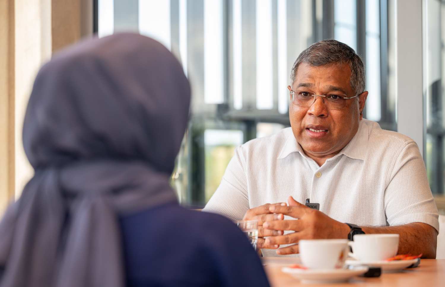 ބީއެމްއެލްގެ ސީއީއޯ މުހައްމަދު ޝަރީފު "މިހާރު" އަށް އިންޓަވިއު ދެއްވަނީ. ދިވެހި ރުފިޔާ އެކައުންޓްތަކުން ކުރާ ބޭރުގެ މުއާމަލާތްތަކަށް ފައިސާ ދެއްކުމަށް ޑޮލަރުގެ ޑިޕޮސިޓްތައް ނުވަތަ ބޭރުން ނަގާ ދަރަނި ބޭނުންކުރުމަކީ ބޭންކަށް ކުރެވޭނެ ކަމެއް ނޫން ކަމަށް އޭނާ ވިދާޅުވި -- ފޮޓޯ: ފަޔާޒް މޫސާ