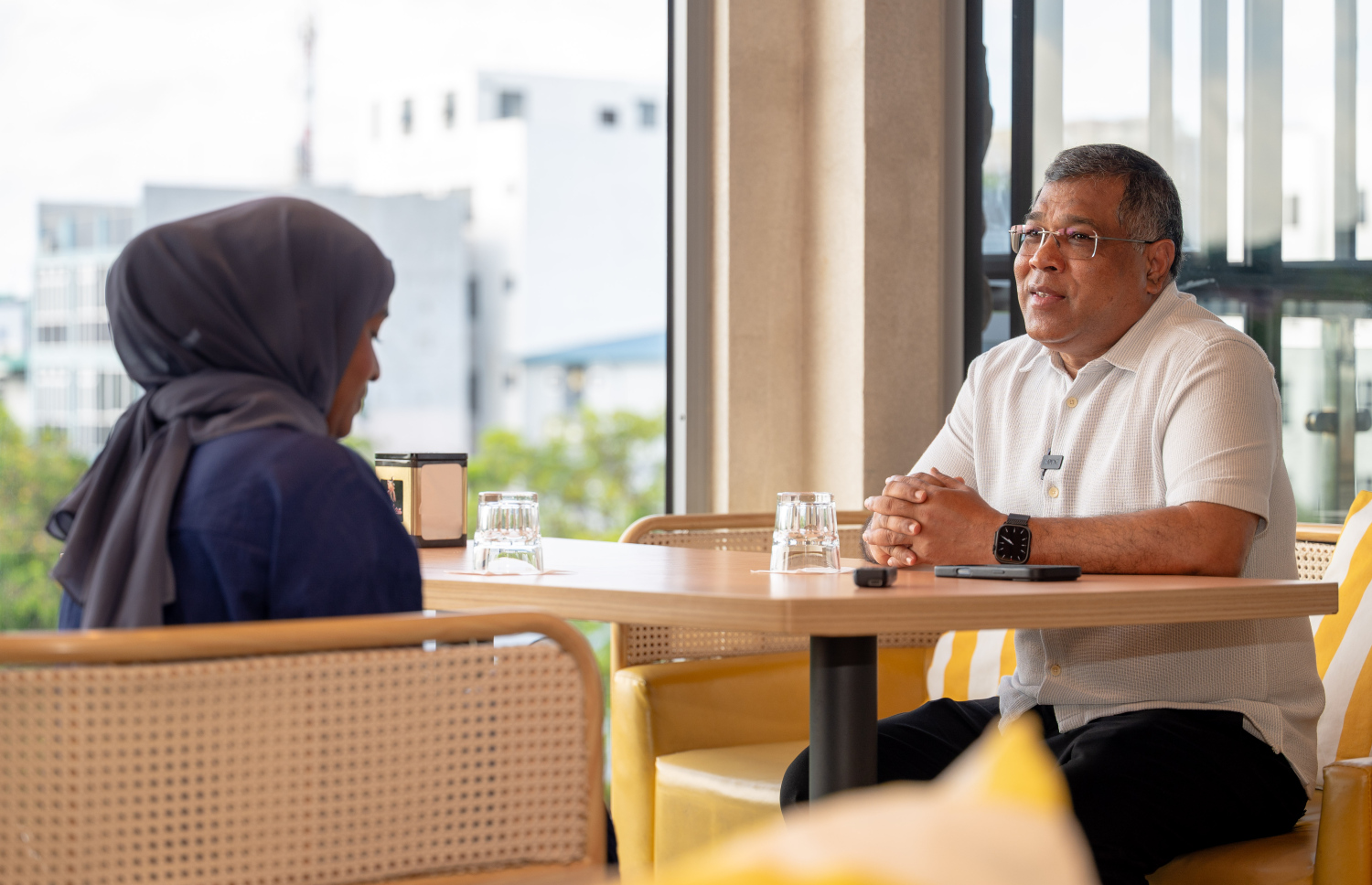 ބީއެމްއެލްގެ ސީއީއޯ މުހައްމަދު ޝަރީފު "މިހާރު" އަށް އިންޓަވިއު ދެއްވަނީ: ބީއެމްއެލްގެ އަކީ ރާއްޖޭގައި ބޭރު ފައިސާގެ އެންމެ ބޮޑު ޑިޕޮސިޓް ބޭސް އޮތް އެއް ބޭންކު ކަމަށް އޭނާ ވިދާޅުވި. -- ފޮޓޯ: ފަޔާޒް މޫސާ / މިހާރު