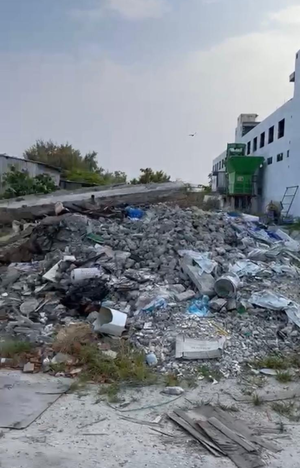 އެފްއޭއެމްގެ ބިމުގައި ކުނީގެ ގޮތުގައި ހުރި ގާކުނޑި އާއި އިމާރާތްކުރަން ބޭނުންވާ ސާމާނުގެ ތެރެއިން ކުނީގެ ގޮތުގައި ހިމެނޭ ތަކެތި: ފިުޗާ ހޯމްސްއިން ބުނީ އެ ތަކެތި ނަގައި އެ ކުންފުނިން ސާފު ކުރީ އެފްއޭއެމާ އެކު އެއްބަސްވުމެއް ހެދިގެން ކަމަށް --- ފައިލް ފޮޓޯ: ފިއުޗާ ހޯމްސް