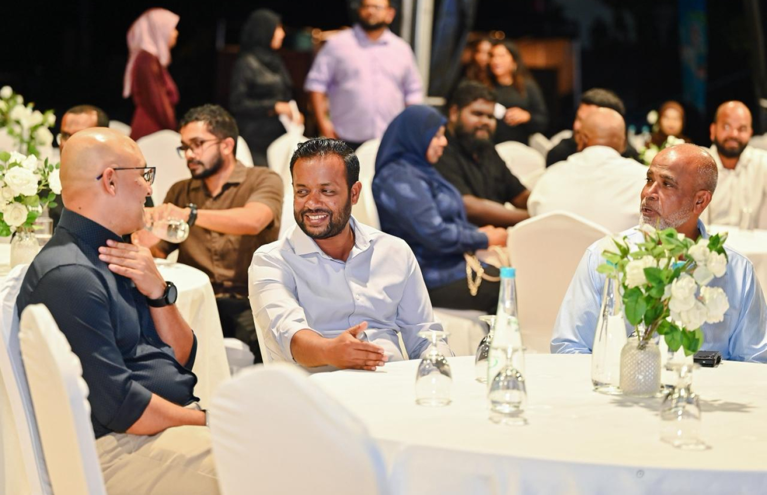ހިޔާ ފްލެޓްތަކުގައި ލިފްޓް ހަުރުކުރުން ނިންމުމަށް ބޭއްވި ރަސްމިއްޔާތުގައި މިނިސްޓަރު އާއި އެޗްޑީސީގެ އެމްޑީ ބައިވެރިވެވަޑައިގަންނަވަނީ - ފޮޓޯ: ފަޔާޒު މޫސާ | މިހާރު