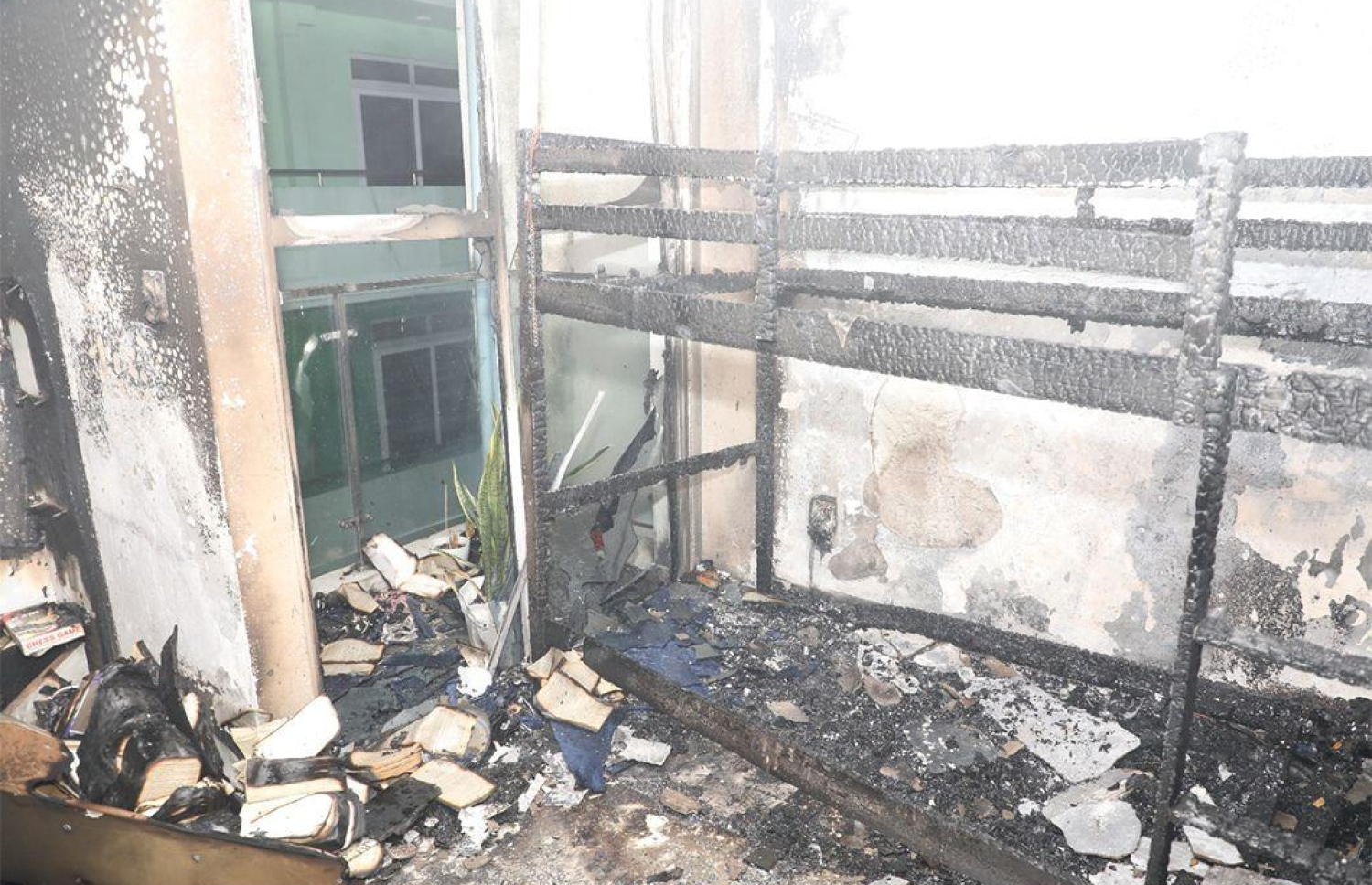 ރޭ ހިނގި އަލިފާނުގެ ހާދިސާގައި އެޕާޓްމަންޓެއްގެ ކޮޓަރީގައި ރޯވެފައި-- ފޮޓޯ: އެމްއެންޑީއެފް
