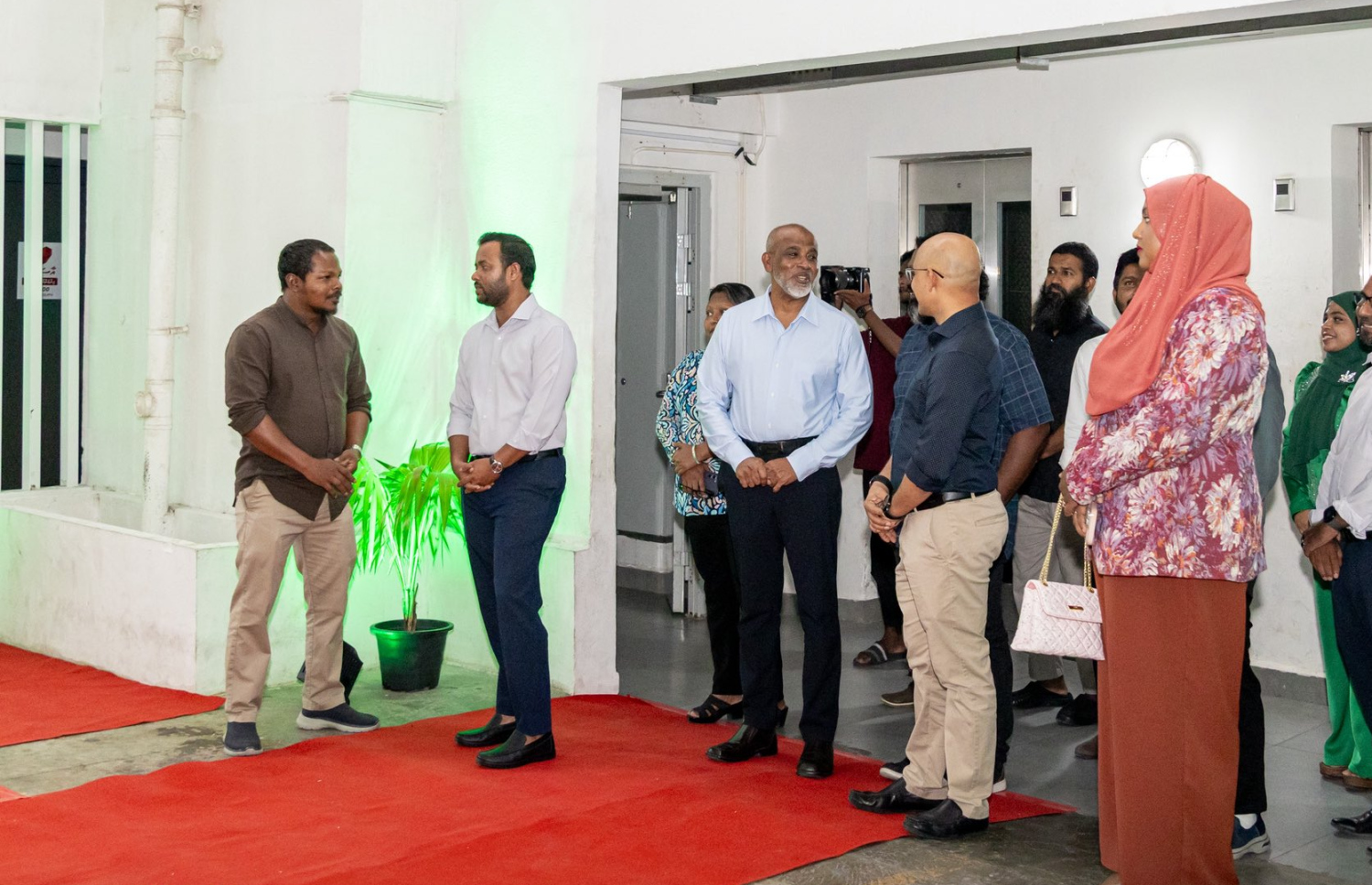 ހިޔާ ފްލެޓުތަކުގައި އިތުރު ލިފްޓު ހަރުކުރުމަށް ބޭއްވި ރަސްމިއްޔާތުގައި އިންފްރާންސްޓްރަކްޗާ މިނިސްޓަރު ޑރ. އަބްދުﷲ މުއްތަލިބާއި އެޗްޑީސީގެ އިސް ވެރިން ބައިވެރިވަނީ-- ފޮޓޯ: އެޗްޑީސީ