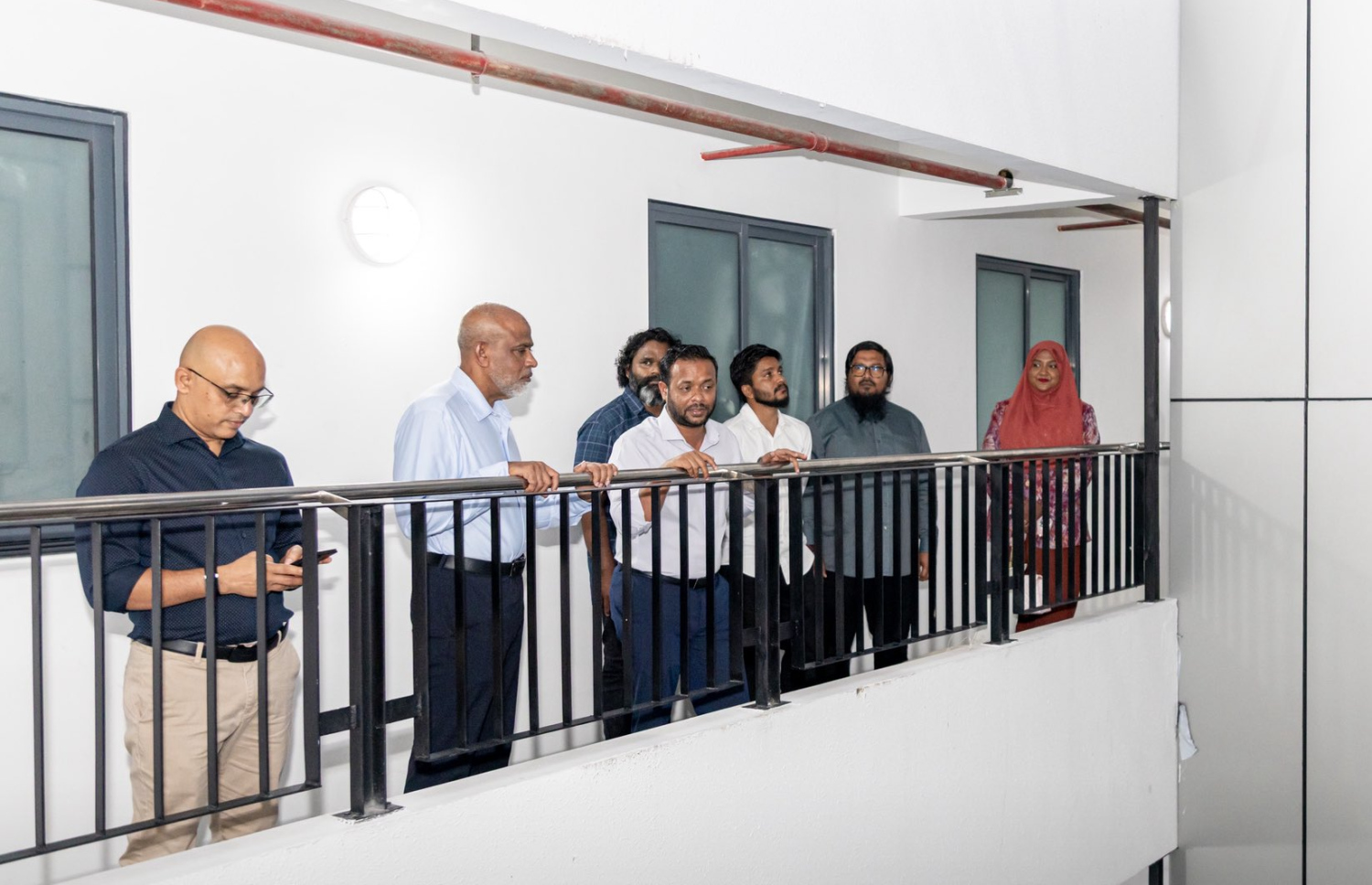 ހިޔާ ފްލެޓުތަކުގައި އިތުރު ލިފްޓު ހަރުކުރުމަށް ބޭއްވި ރަސްމިއްޔާތުގައި އިންފްރާންސްޓްރަކްޗާ މިނިސްޓަރު ޑރ. އަބްދުﷲ މުއްތަލިބާއި އެޗްޑީސީގެ އިސް ވެރިން ބައިވެރިވަނީ-- ފޮޓޯ: އެޗްޑީސީ