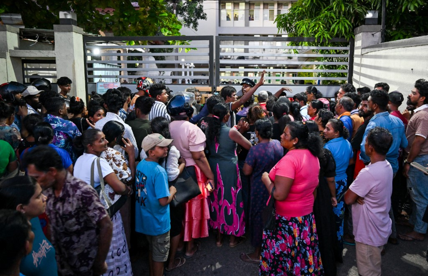 ސްރީ ލަންކާގައި ހަމަނުޖެހުން ހިނގައި މީހުން މަރުވި ޖަލުގެ ބޭރަށް، ގައިދީންގެ އާއިލާތަކުގެ މީހުން އިއްޔެ ޖަމާވެފައި. -- ފޮޓޯ: އޭއެފްޕީ