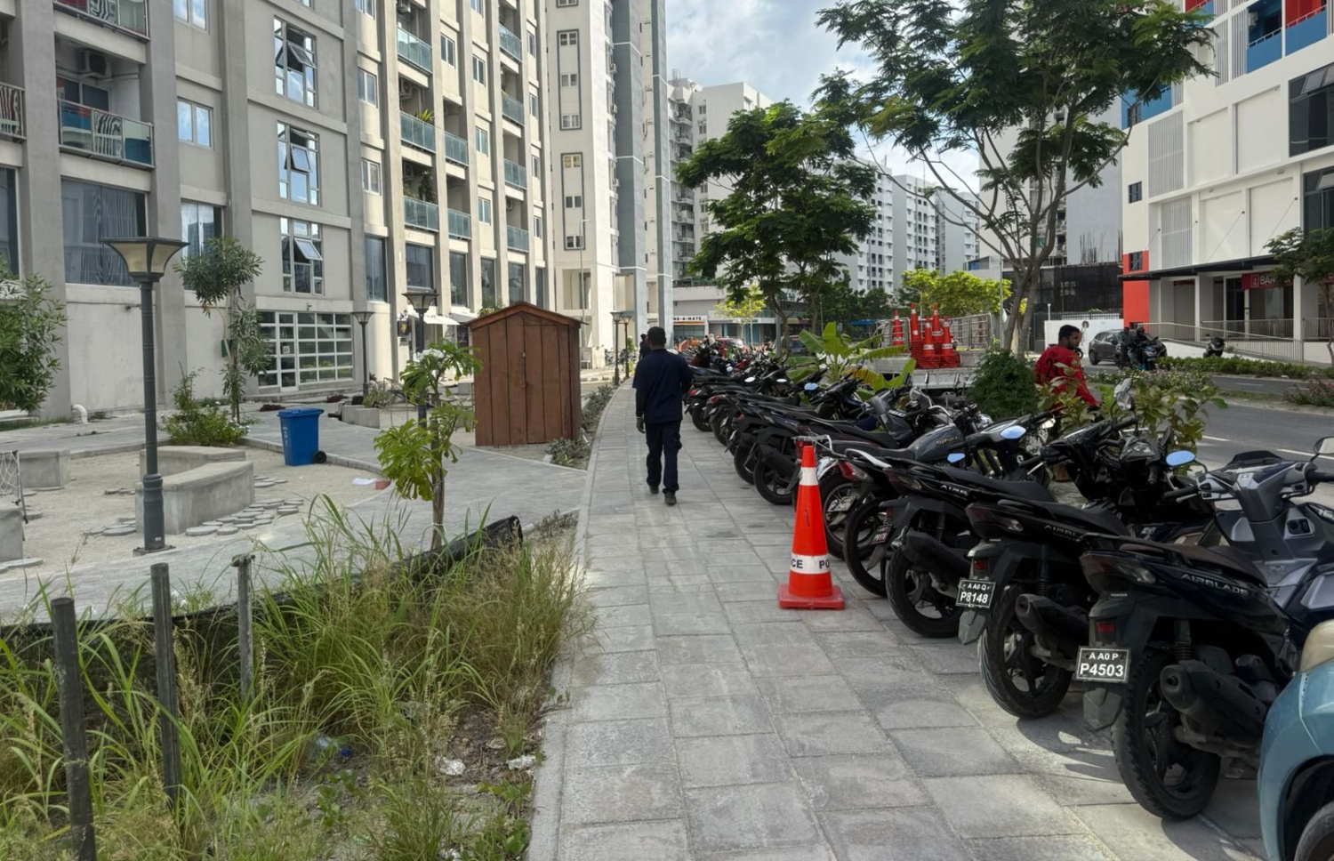 ހުޅުމާލޭގެ ޕޭވްމަންޓެއްގައި ސައިކަލުތަކެއް ޕާކުކޮށްފައި-- ފޮޓޯ: ޕޮލިސް