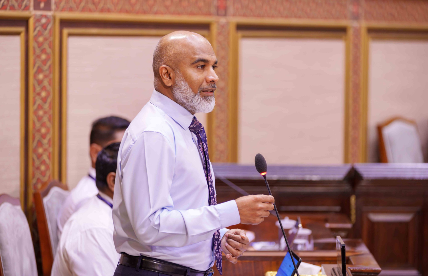 މިއަދު މަޖިލީގައި އެޑިޔުކޭޝަން މިނިސްޓަރު ޑރ. އިސްމާއިލް ޝަފީއު ވާހަކަ ދައްކަވަނީ-- ފޮޓޯ: މަޖިލިސް