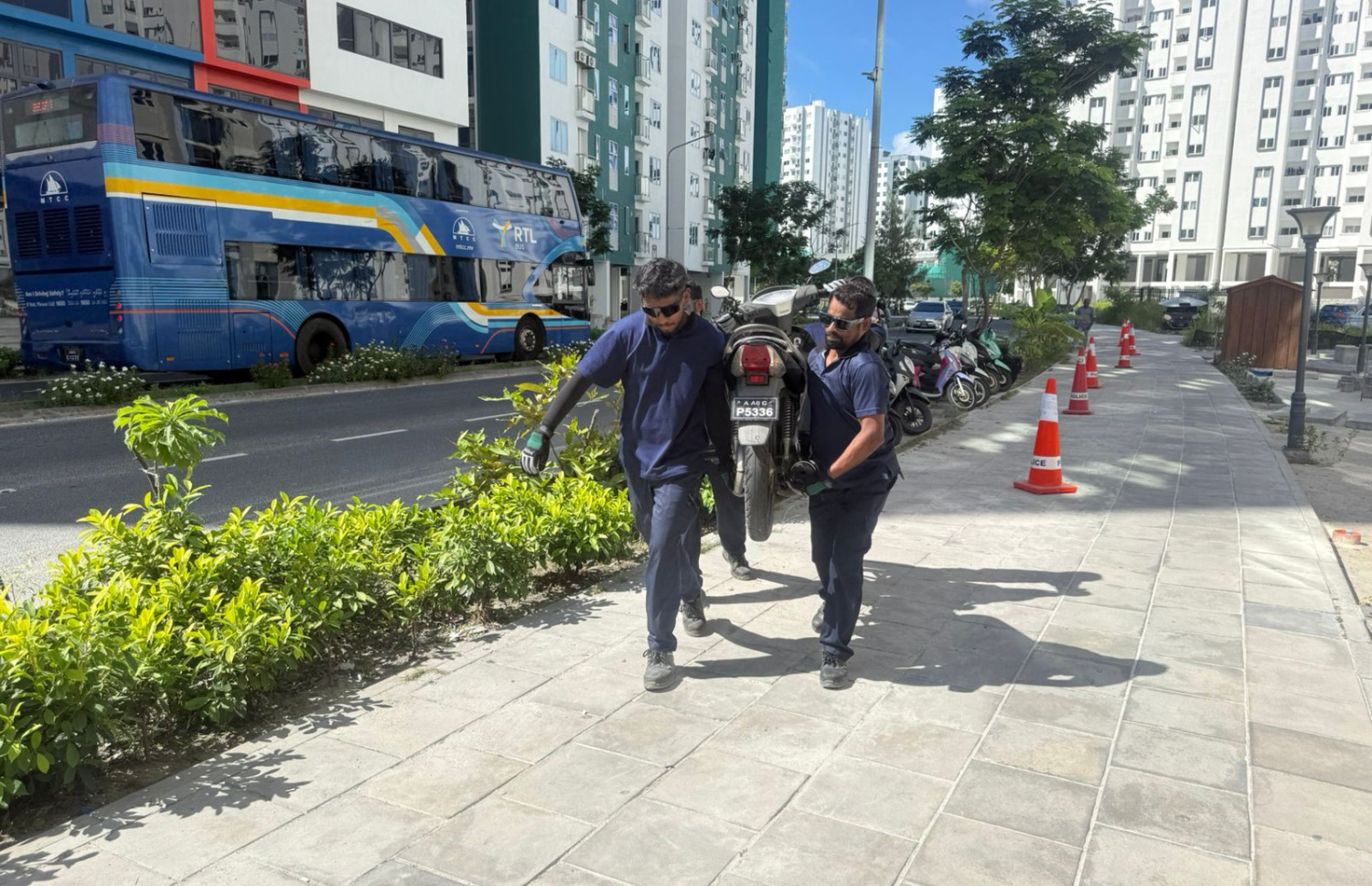 ހުޅުމާލޭގައި ގަވާއިދާ ހިލާފަށް ޕާކުކޮށްފައިވާ އުޅަނދުތައް ޓޯކުރަނީ --- ފޮޓޯ/ފުލުހުން