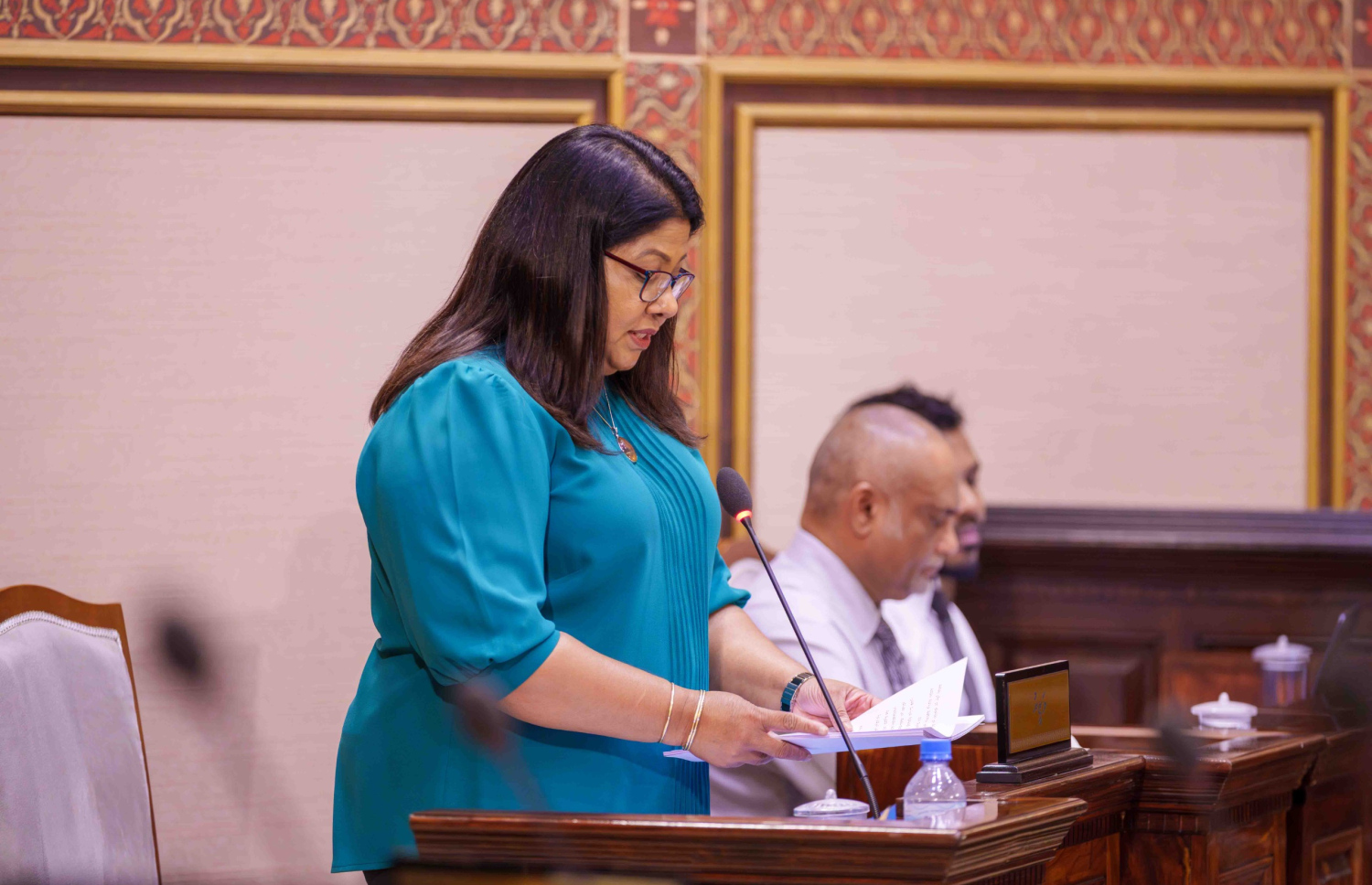 ހެލްތު މިނިސްޓަރު ގީލާ އަލީ ރައްޔިތުންގެ މަޖިލީހުގެ މިއަދުގެ ޖަލްސާގައި މެންބަރުންގެ ސުވާލުތަކަށް ޖަވާބު ދެއްވަނީ.-- ފޮޓޯ: މަޖިލިސް
