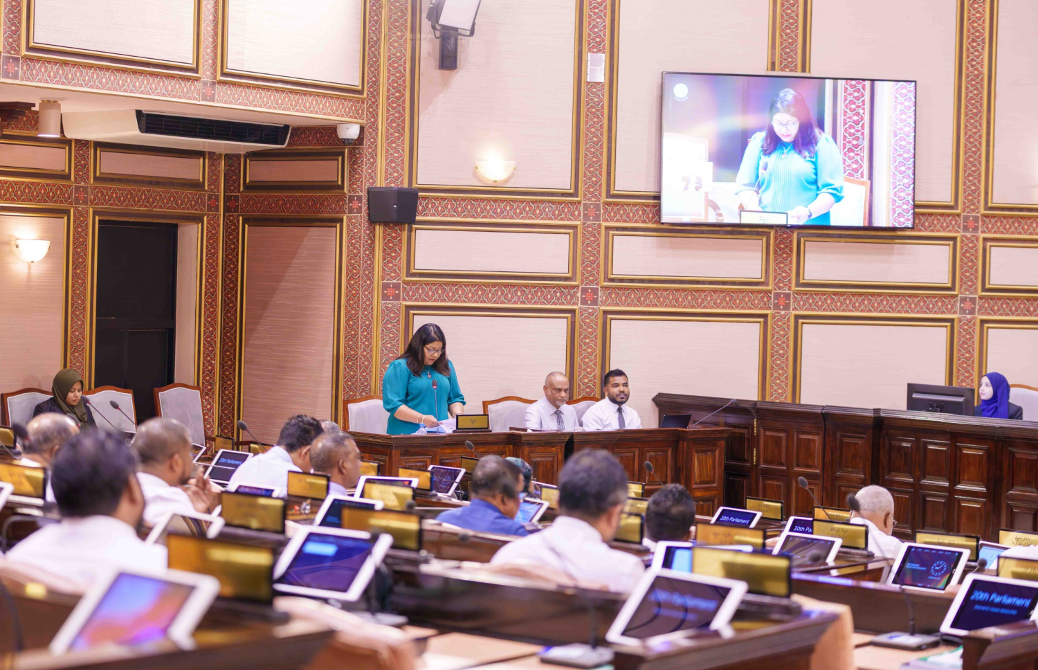 ހެލްތު މިނިސްޓަރު ގީލާ އަލީ މަޖިލީހުގެ ޖަލްސާގައި ވާހަކަދައްކަވަނީ.-- ފޮޓޯ: މަޖިލިސް