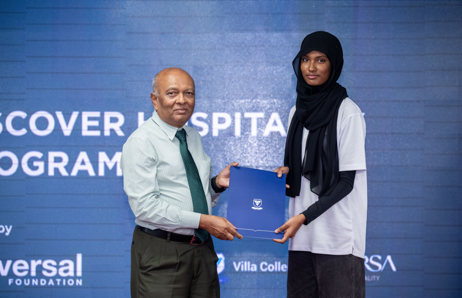 "ޑިސްކަވާ ހޮސްޕިޓަލިޓީ" ޕްރޮގްރާމްއާ އަލަށް ގުޅުނު ދަރިވަރަކަށް ސެޓްފިކެޓް ދެނީ --- ފޮޓޯ: ނިޝާން އަލީ | މިހާރު