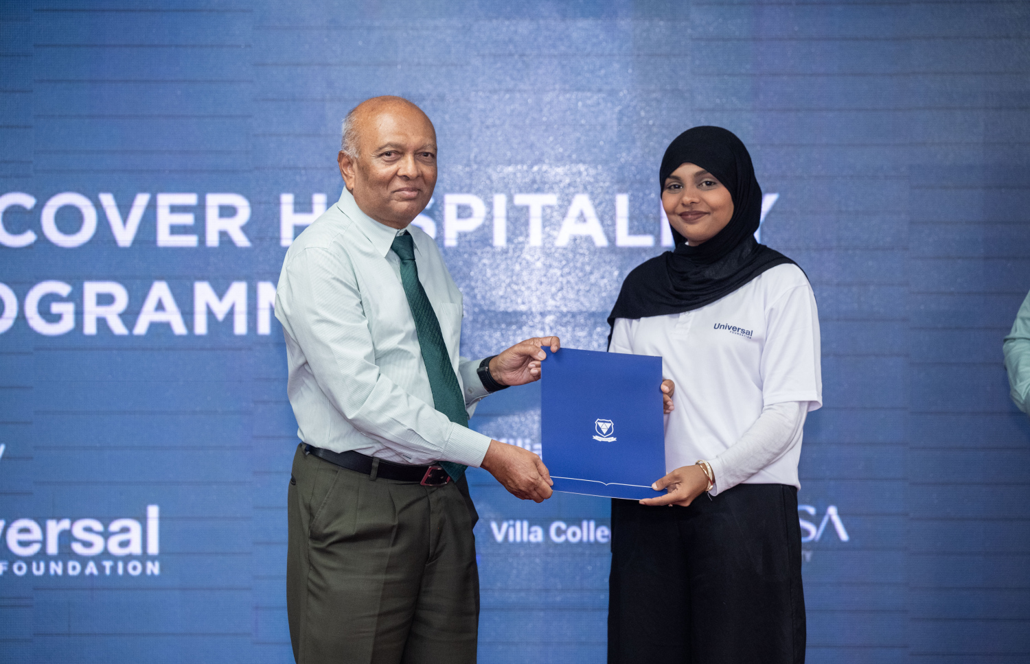 "ޑިސްކަވާ ހޮސްޕިޓަލިޓީ" ޕްރޮގްރާމްއާ އަލަށް ގުޅުނު ދަރިވަރަކަށް ސެޓްފިކެޓް ދެނީ --- ފޮޓޯ: ނިޝާން އަލީ | މިހާރު