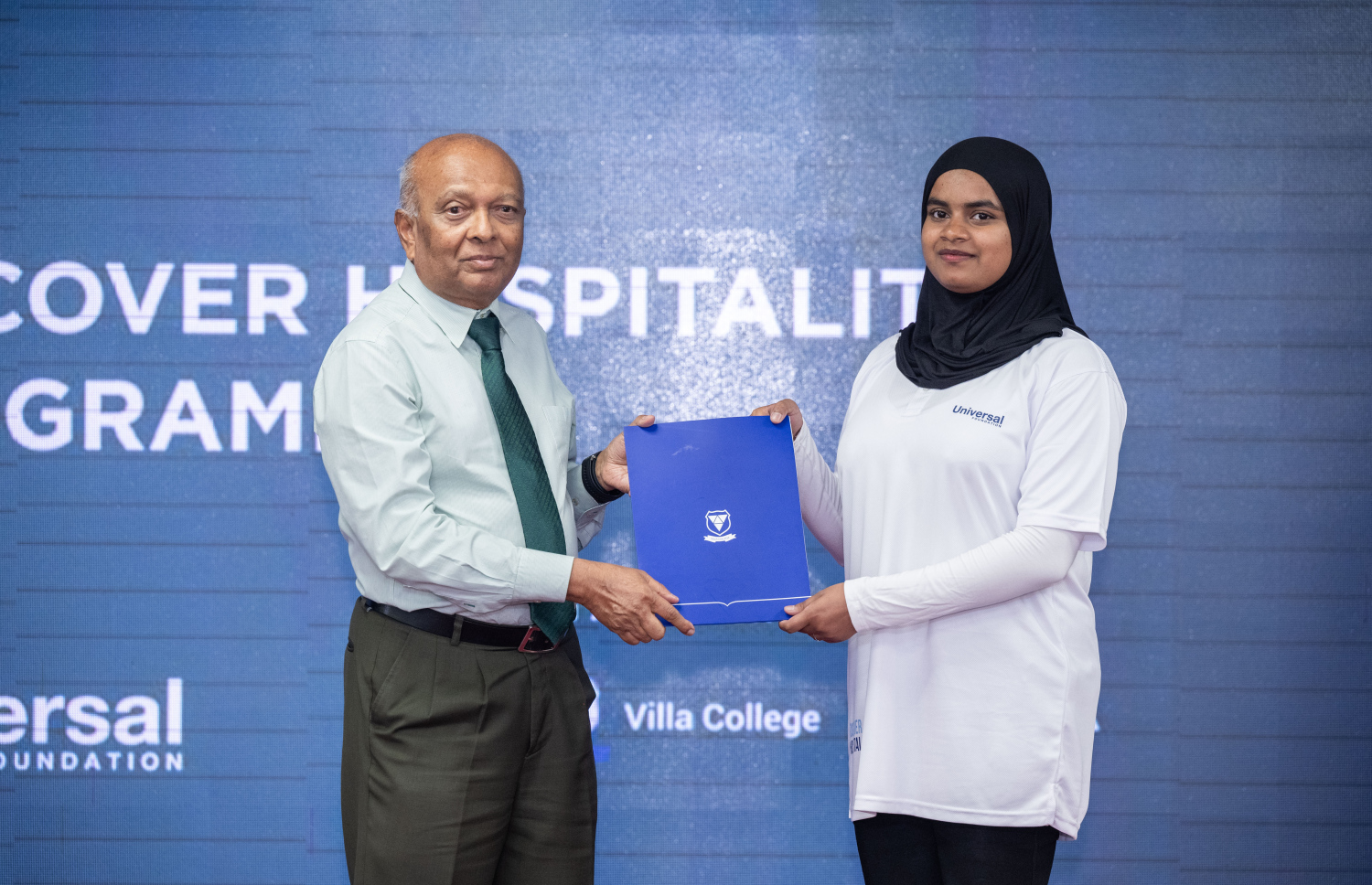 "ޑިސްކަވާ ހޮސްޕިޓަލިޓީ" ޕްރޮގްރާމްއާ އަލަށް ގުޅުނު ދަރިވަރަކަށް ސެޓްފިކެޓް ދެނީ --- ފޮޓޯ: ނިޝާން އަލީ | މިހާރު