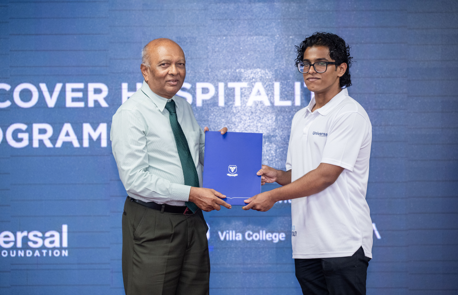 "ޑިސްކަވާ ހޮސްޕިޓަލިޓީ" ޕްރޮގްރާމްއާ އަލަށް ގުޅުނު ދަރިވަރަކަށް ސެޓްފިކެޓް ދެނީ --- ފޮޓޯ: ނިޝާން އަލީ | މިހާރު