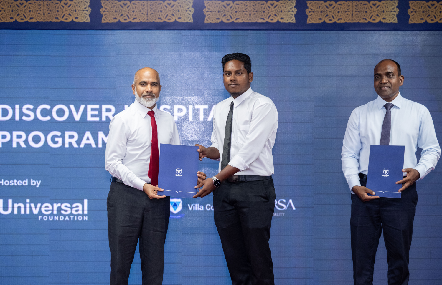 "ޑިސްކަވާ ހޮސްޕިޓަލިޓީ" ޕްރޮގްރާމް ފުރިހަމަކުރި ދަރިވަރަކަށް އެޑިއުކޭޝަން މިނިސްޓަރު އިސްމާއިލް ޝަފީއު ސެޓްފިކެޓް ދެއްވަނީ --- ފޮޓޯ: ނިޝާން އަލީ | މިހާރު