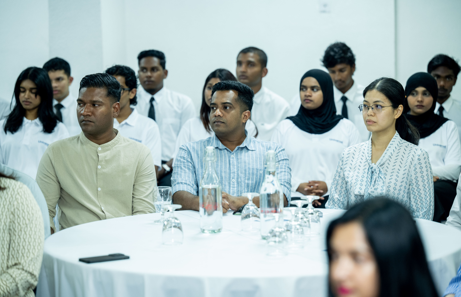 "ޑިސްކަވާ ހޮސްޕިޓަލިޓީ" ޕްރޮގްރާމް ފުރިހަމަކުރި މީހުންނަށް ސެޓްފިކެޓް ދިނުމަށް ބޭއްވި ރަސްމިއްޔާތުގައި ބައެއް މީހުން ބައިވެރިވަނީ --- މިހާރު ފޮޓޯ/ނިޝާން އަލީ