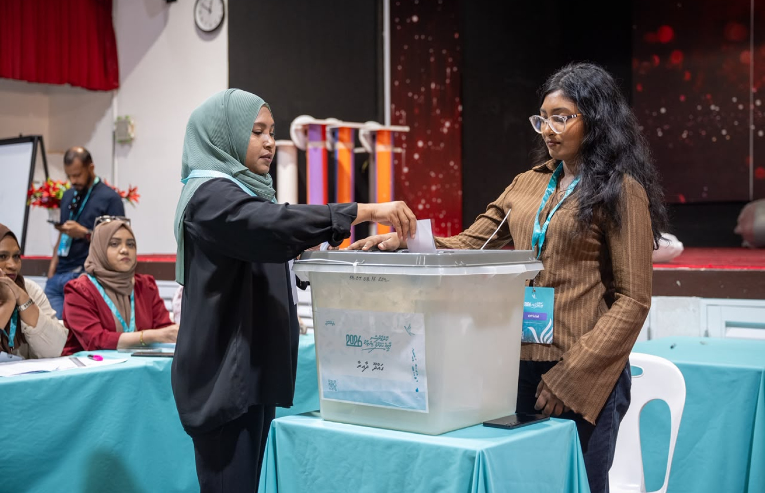 ޕީއެންސީގެ ދާއިރާތަކުގެ އިންތިހާބުގައި މާލޭގައި ހުރި ފޮއްޓަކަށް މީހަކު ވޯޓުލަނީ.-- ފޮޓޯ: ނިޝާން އަލީ | މިހާރު