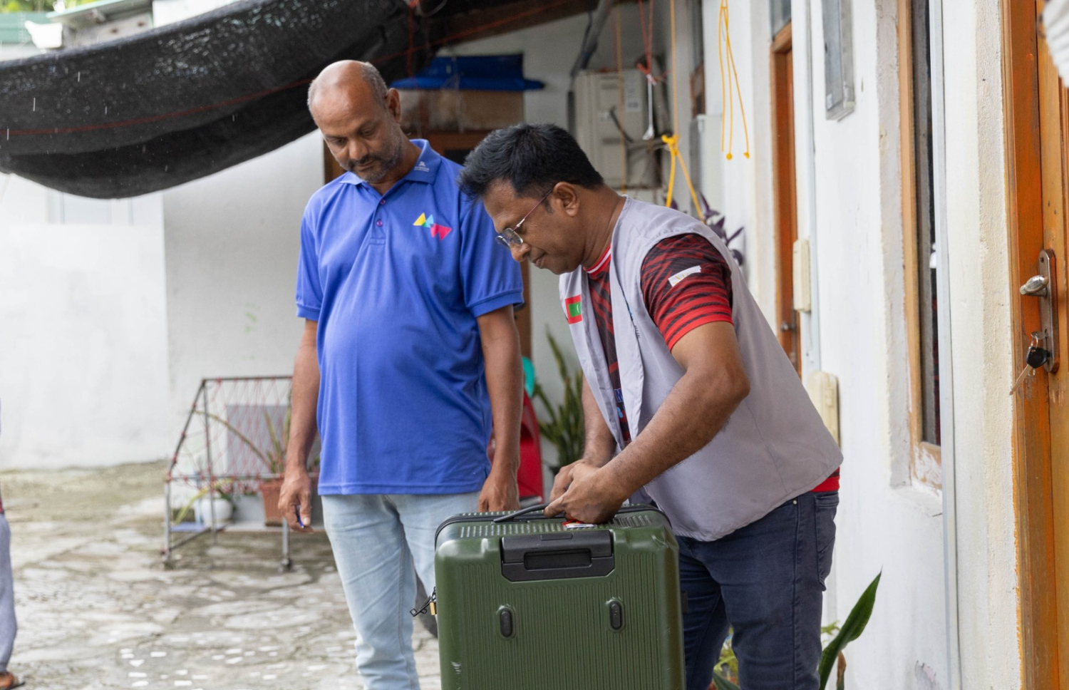 އައްޑޫ-މައްކާ ރޫޓްގެ ފުރަތަމަ އުމްރާވެރިންގެ ލަގެޖް ދަުތުރުވެރިޔާގެ މުވައްޒަފުން އެއްކުރަނީ.--- ފޮޓޯ: ސޮފްވާން ރަޝީދު| މިހާރު