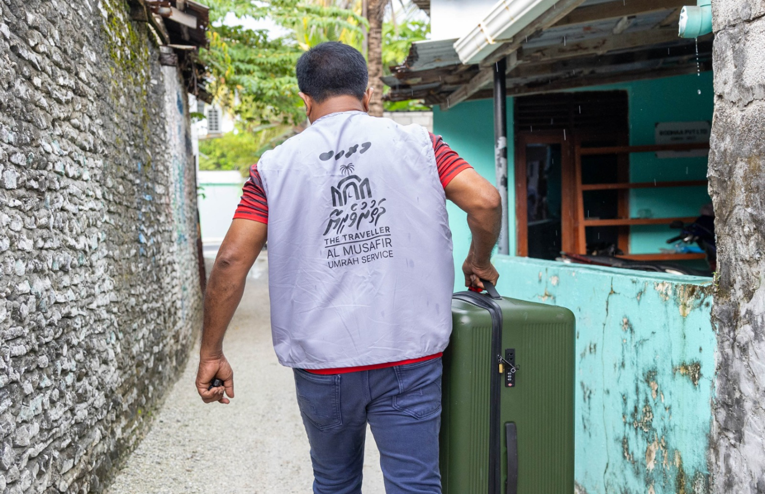 އައްޑޫ-މައްކާ ރޫޓްގެ ފުރަތަމަ އުމްރާވެރިންގެ ލަގެޖް ދަުތުރުވެރިޔާގެ މުވައްޒަފުން އެއްކުރަނީ. ފޮޓޯ: ސޮފްވާން ރަޝީދު| މިހާރު