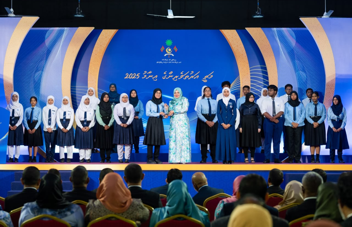 އޯލެވެލް އިމްތިހާނުގެ 2025 ވަނަ އަހަރުގެ ގަދަ 10 ގައި ހިމެނުނު ދަރިވަރުންނަށް އެވޯޑް ދިނުމުގެ ޖަލްސާގައި އެވޯޑު ލިބުނު ދަރިވަރުންތަކެއް-- ފޮޓޯ: ފަޔާޒު މޫސާ | މިހާރު