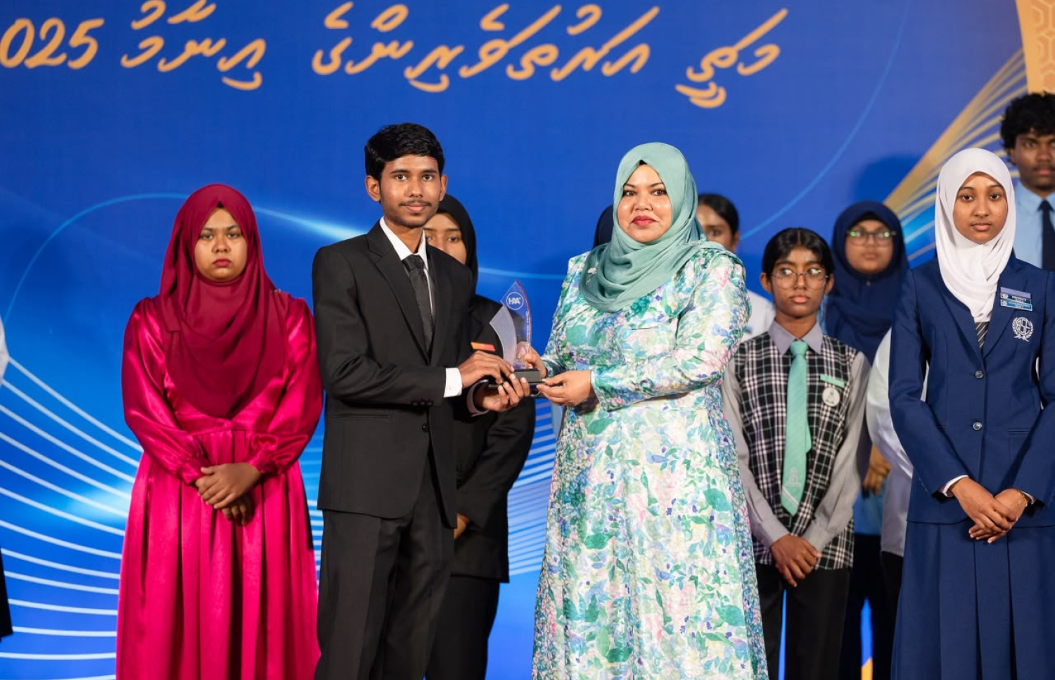 އޯލެވެލް އިމްތިހާނުގެ 2025 ވަނަ އަހަރުގެ ގަދަ 10 ގައި ހިމެނުނު ދަރިވަރަކު އެވޯޑާ ހަވާލުވަނީ-- ފޮޓޯ: ފަޔާޒު މޫސާ | މިހާރު