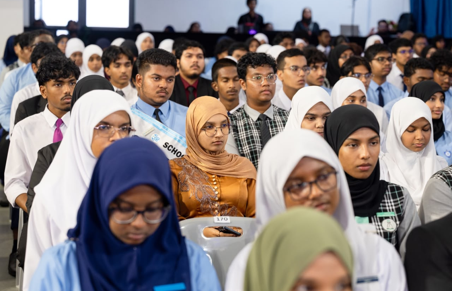 އޯލެވެލް އިމްތިހާނުގެ 2025 ވަނަ އަހަރުގެ ގަދަ 10 ގައި ހިމެނުނު ދަރިވަރުންނަށް އެވޯޑު ދޭން ބޭއްވި ޖަލްސާގައި އިނާމު ލިބޭ ދަރިވަރުން ބައިވެރިވަނީ-- ފޮޓޯ: ފަޔާޒު މޫސާ | މިހާރު
