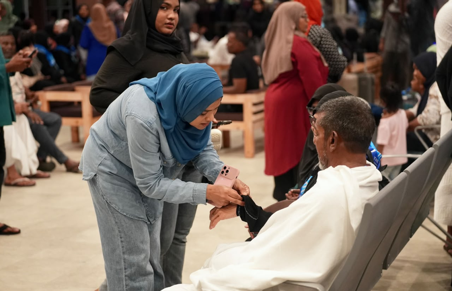 އައްޑޫ ގަމުން ރޭ ފަތިހު އުމްރާގެ އަޅުކަމަށް ފުރި އާއިލާއެއްގެ ބަޔަކަށް އެހީތެރިވަނީ.---ފޮޓޯ: މިހާރު