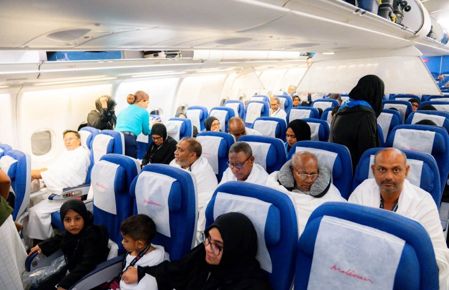 އުމްރާގެ އަޅުކަމަށް އައްޑޫ ގަމުން ސީދާ ޖިއްދާ އަށް ރޭ ފަތިހު ފުރި މީހުން މޯލްޑިވިއަންގެ މަތިންދާބޯޓުގައި.---ފޮޓޯ: މޯލްޑިވިއަން އެެއާލައިން