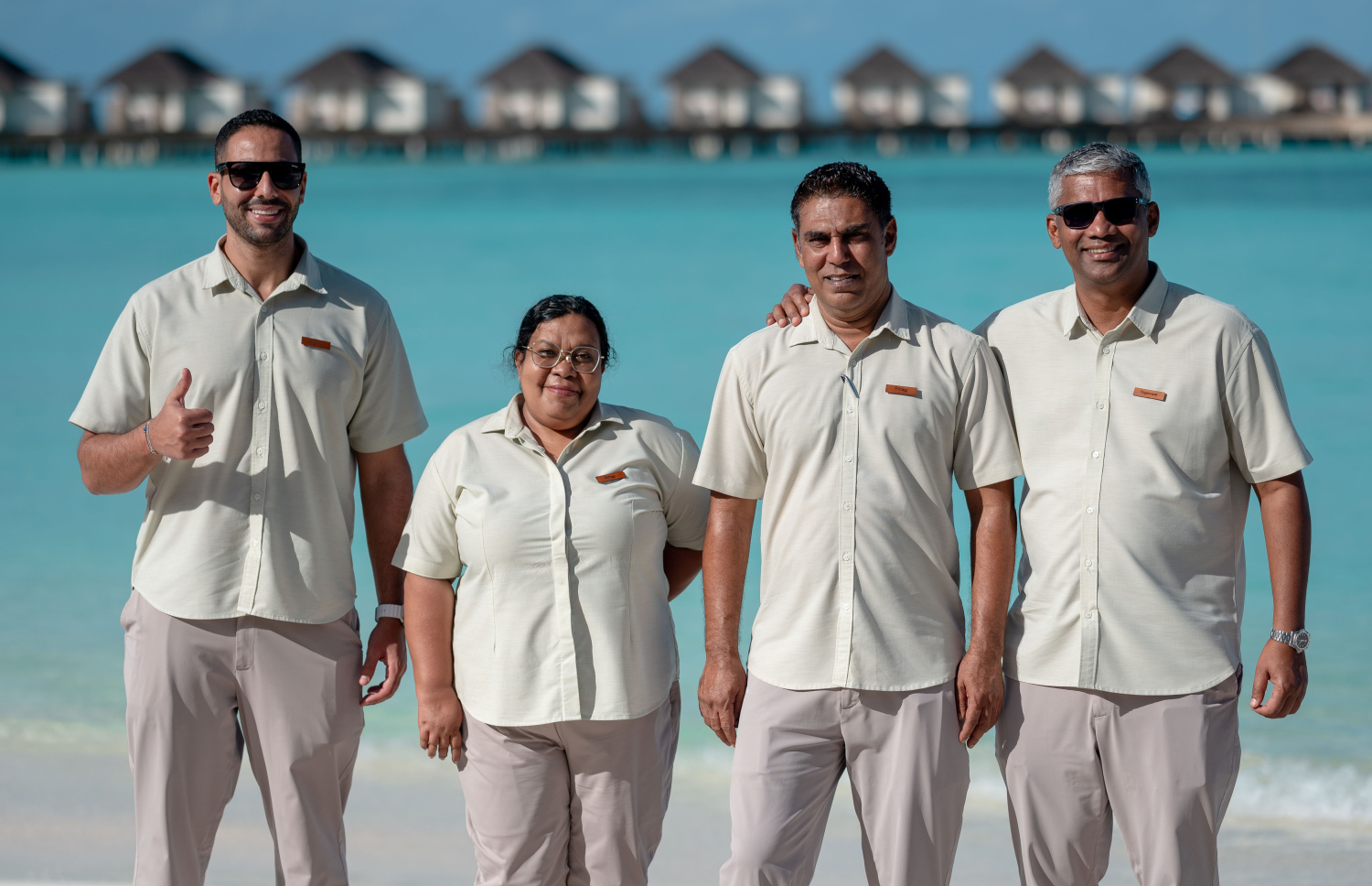 ފިރާގު ދުސިޓްޑީޓޫގެ ޖީއެމް އާއި ބައެއް މުވައްޒަފުންނާ އެކު -- ފޮޓޯ: ފަޔާޒް މޫސާ
