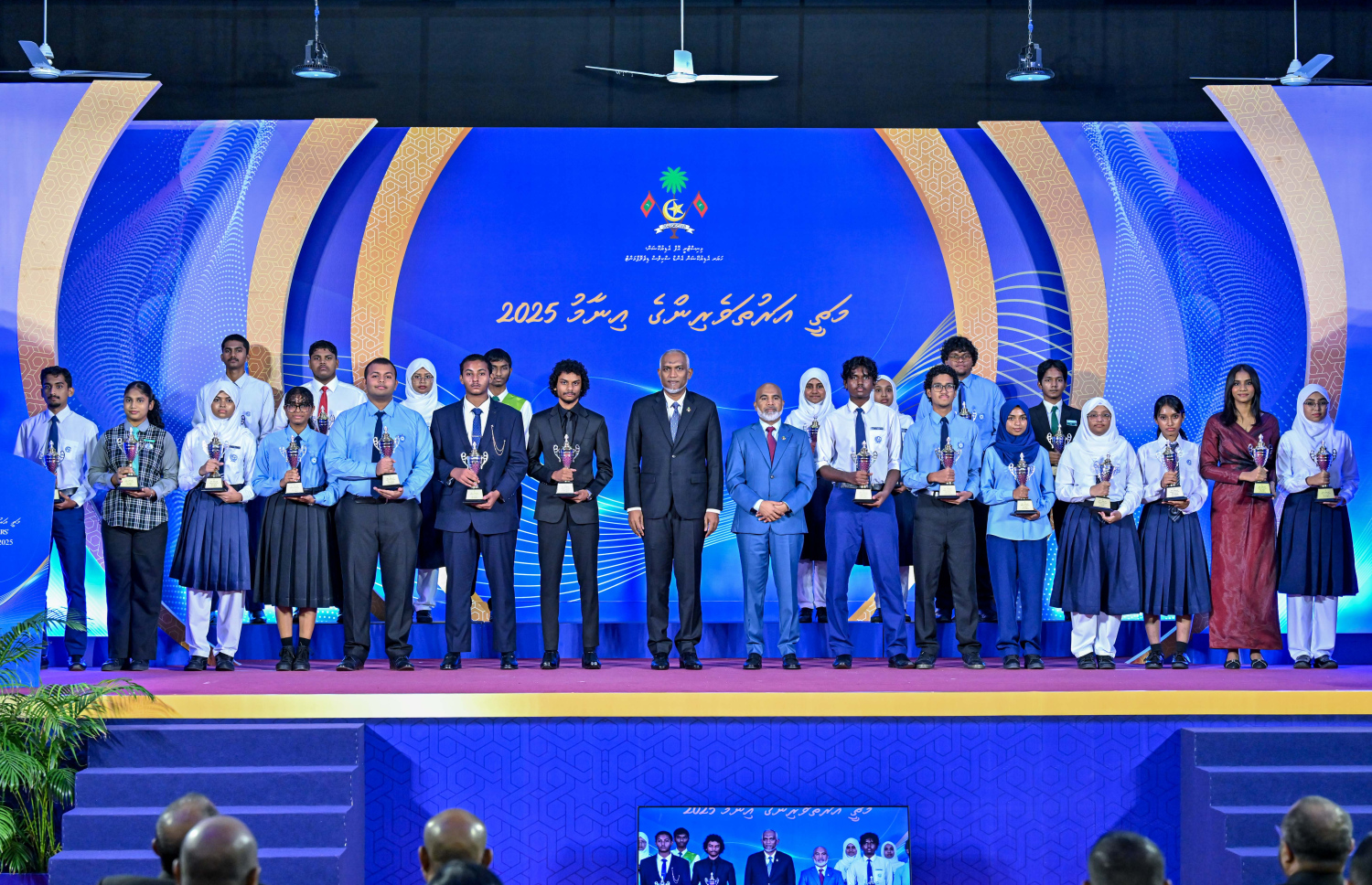 އޭލެވެލް އާއި އޯލެވެލް އިން އެންމެ މަތީ ނަތީޖާ ހޯދި ދަރިވަރުންނަށް އިނާމު ދިނުމަށް ރޭ ބޭއްވި ހަފުލާގައި އެވޯޑު ހޯދި ބައެއް ދަރިވަރުންނާ އެކު ރައީސް މުއިއްޒު އާއި އެޑިއުކޭޝަން މިނިސްޓަރު އިސްމާއީލް ޝަފީއު ފޮޓޯއަކަށް ހުއްޓިވަޑައިގެން --- ފޮޓޯ/ރައީސް އޮފީސް