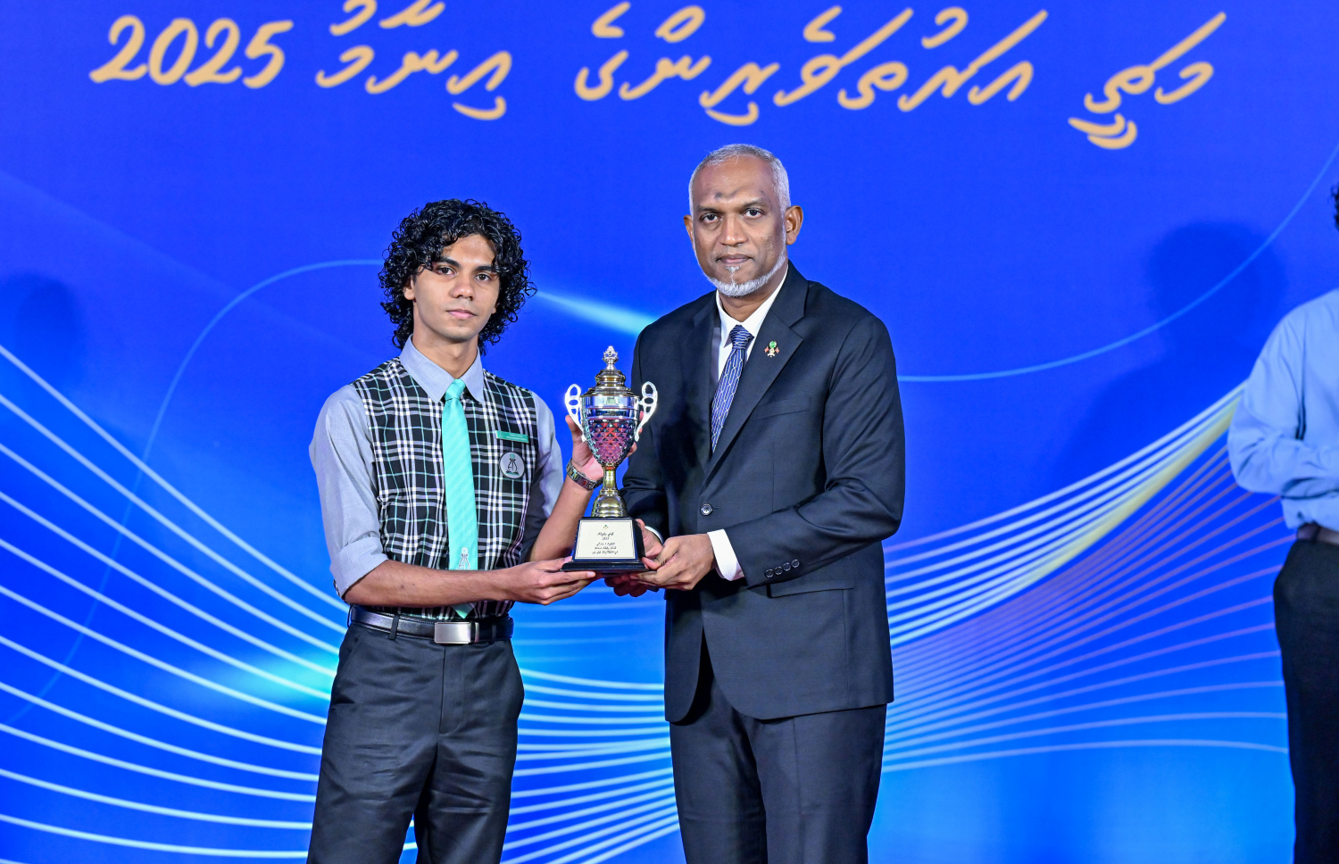 އޭލެވެލް އާއި އޯލެވެލް އިން އެންމެ މަތީ ނަތީޖާ ހޯދި ދަރިވަރުންނަށް އިނާމު ދިނުމަށް ރޭ ބޭއްވި ހަފުލާގައި ރައީސް މުއިއްޒު ދަރިވަރަކަށް އެވޯޑް ހަވާލު ކުރައްވަނީ --- ފޮޓޯ/ރައީސް އޮފީސް