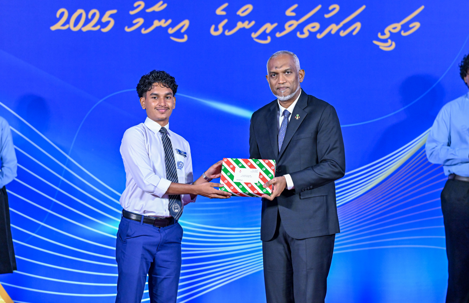 އޭލެވެލް އާއި އޯލެވެލް އިން އެންމެ މަތީ ނަތީޖާ ހޯދި ދަރިވަރުންނަށް އިނާމު ދިނުމަށް ރޭ ބޭއްވި ހަފުލާގައި ރައީސް މުއިއްޒު ދަރިވަރަކަށް އެވޯޑް ހަވާލު ކުރައްވަނީ --- ފޮޓޯ/ރައީސް އޮފީސް
