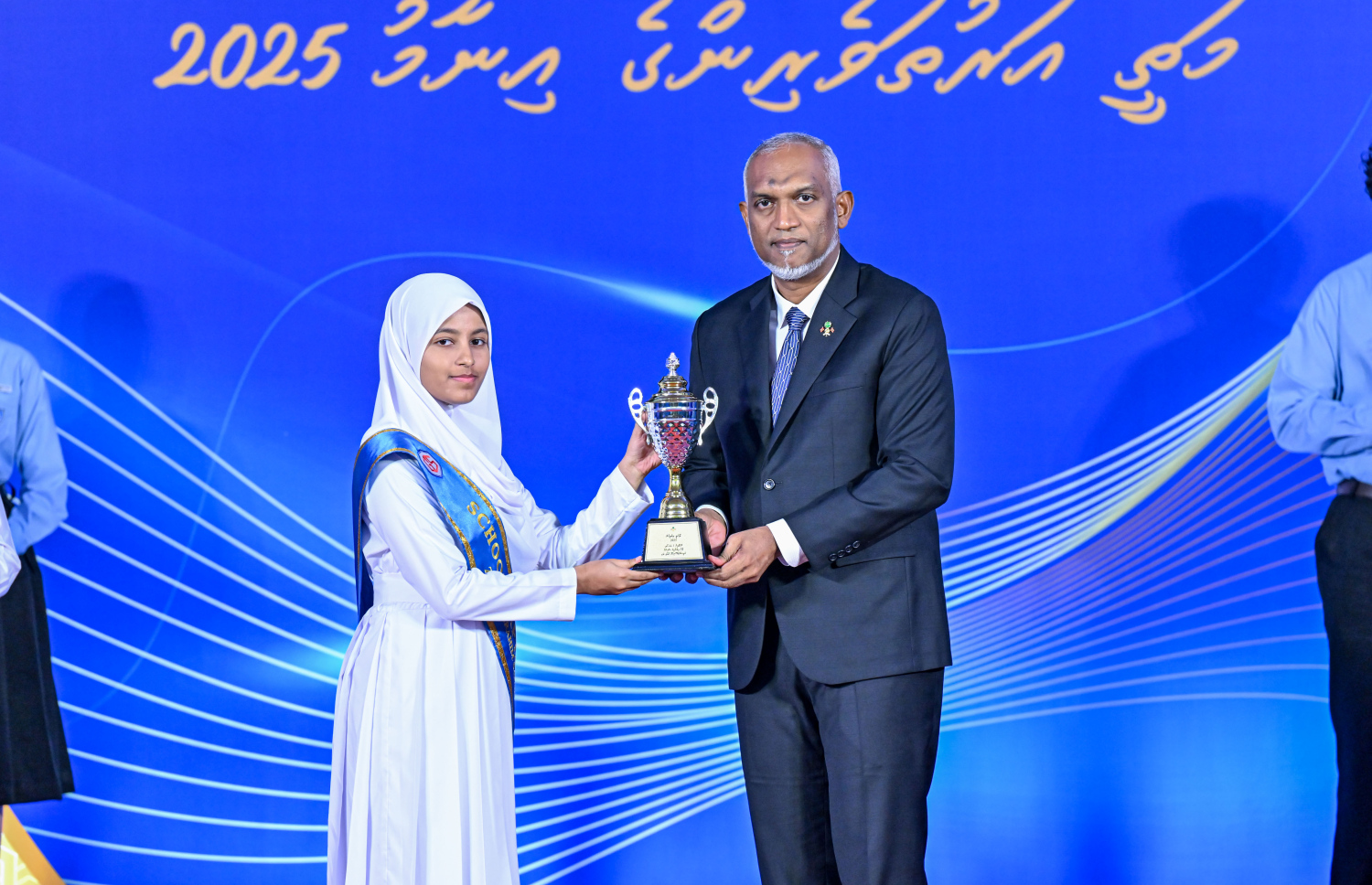 އޭލެވެލް އާއި އޯލެވެލް އިން އެންމެ މަތީ ނަތީޖާ ހޯދި ދަރިވަރުންނަށް އިނާމު ދިނުމަށް ރޭ ބޭއްވި ހަފުލާގައި ރައީސް މުއިއްޒު ދަރިވަރަކަށް އެވޯޑް ހަވާލު ކުރައްވަނީ --- ފޮޓޯ/ރައީސް އޮފީސް