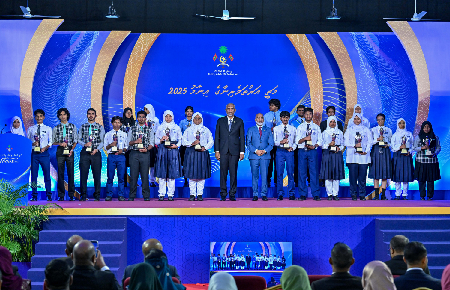 އޭލެވެލް އާއި އޯލެވެލް އިން އެންމެ މަތީ ނަތީޖާ ހޯދި ދަރިވަރުންނަށް އިނާމު ދިނުމަށް ރޭ ބޭއްވި ހަފުލާގައި އެވޯޑް ހޯދި ބައެއް ދަރިވަރުންނާއެކު ރައީސް މުއިއްޒު އާއި އެޑިއުކޭޝަން މިނިސްޓަރު އިސްމާއީލް ޝަފީއު ފޮޓޯއަކަށް ހުއްޓިވަޑައިގެން --- ފޮޓޯ/ރައީސް އޮފީސް