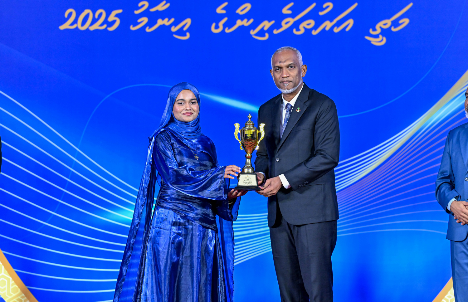 ރައީސްގެ ސްކޮލަޝިޕް ހޯދި ދަރިވަރަކަށް، ރައީސް މުއިއްޒު އިނާމު ހަވާލުކޮށްދެއްވަނީ --- ފޮޓޯ/ރައީސް އޮފީސް
