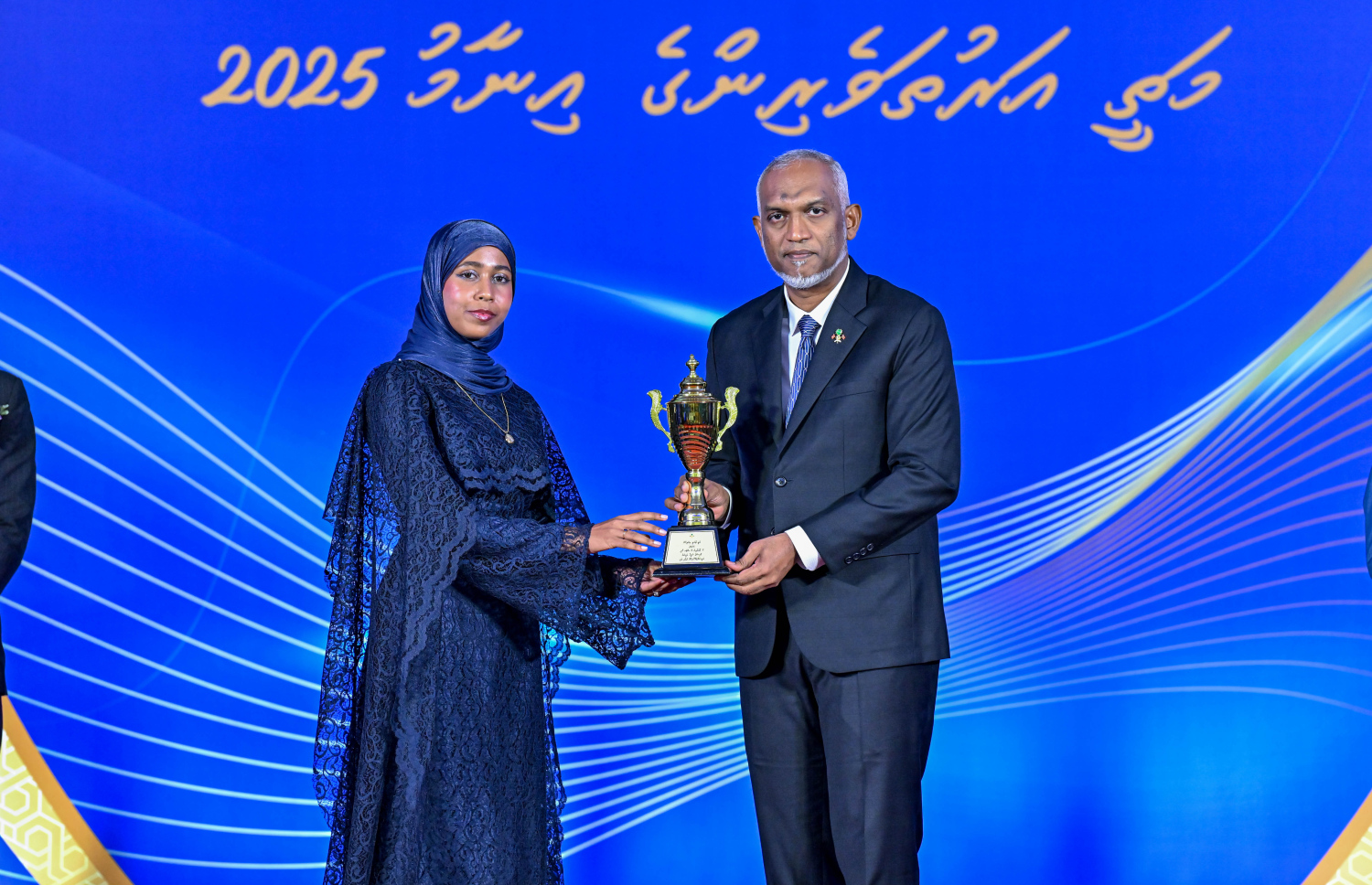 ރައީސްގެ ސްކޮލަޝިޕް ހޯދި ދަރިވަރަކަށް، ރައީސް މުއިއްޒު އިނާމު ހަވާލުކޮށްދެއްވަނީ --- ފޮޓޯ/ރައީސް އޮފީސް