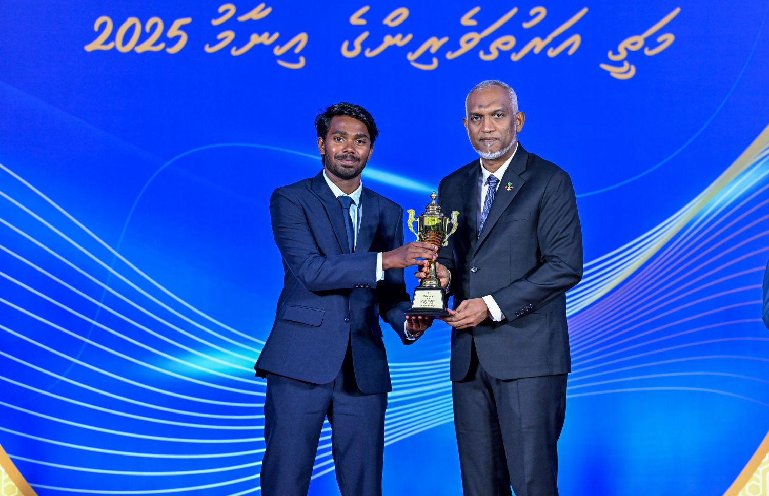 ރައީސްގެ ސްކޮލަޝިޕް ހޯދި ދަރިވަރަކަށް، ރައީސް މުއިއްޒު އިނާމު ހަވާލުކޮށްދެއްވަނީ --- ފޮޓޯ/ރައީސް އޮފީސް