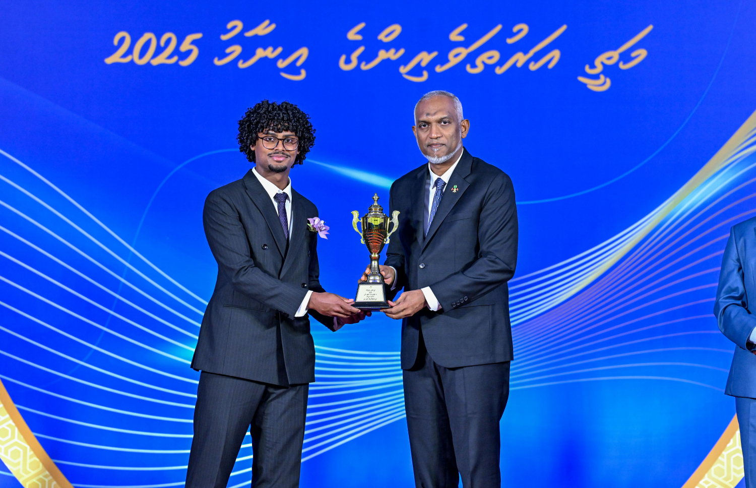 ރައީސްގެ ސްކޮލަޝިޕް ހޯދި ދަރިވަރަކަށް، ރައީސް މުއިއްޒު އިނާމު ހަވާލުކޮށްދެއްވަނީ --- ފޮޓޯ/ރައީސް އޮފީސް